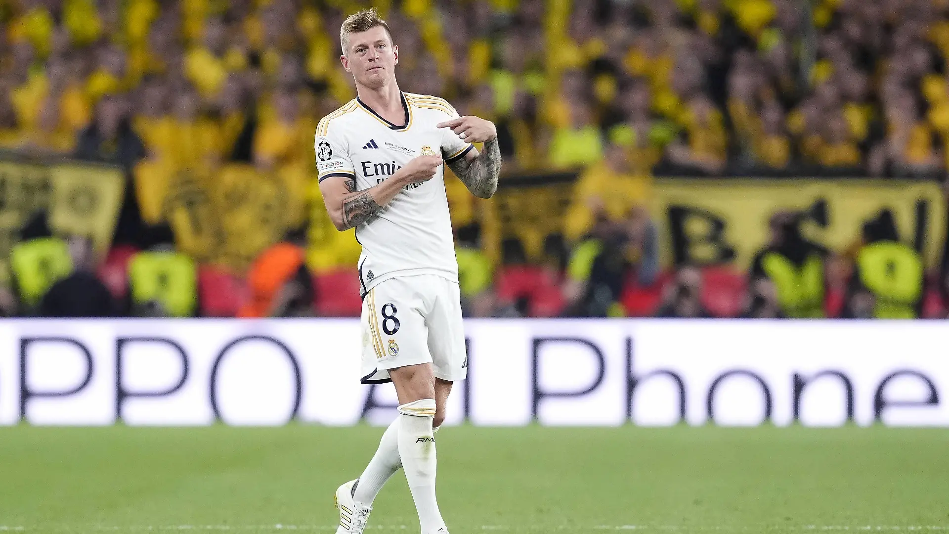 Borussia Dortmund v Real Madrid - UEFA Champions League - Final - Wembley Stadium Real Madrid s Toni Kroos gestures towards the badge on his shirt as he leaves the pitch as a substitute during the UEFA Champions League final at Wembley Stadium in London. Picture date: Saturday June 1, 2024. Use subject to restrictions. Editorial use only, no commercial use without prior consent from rights holder. PUBLICATIONxNOTxINxUKxIRL Copyright: xNickxPottsx 76389066