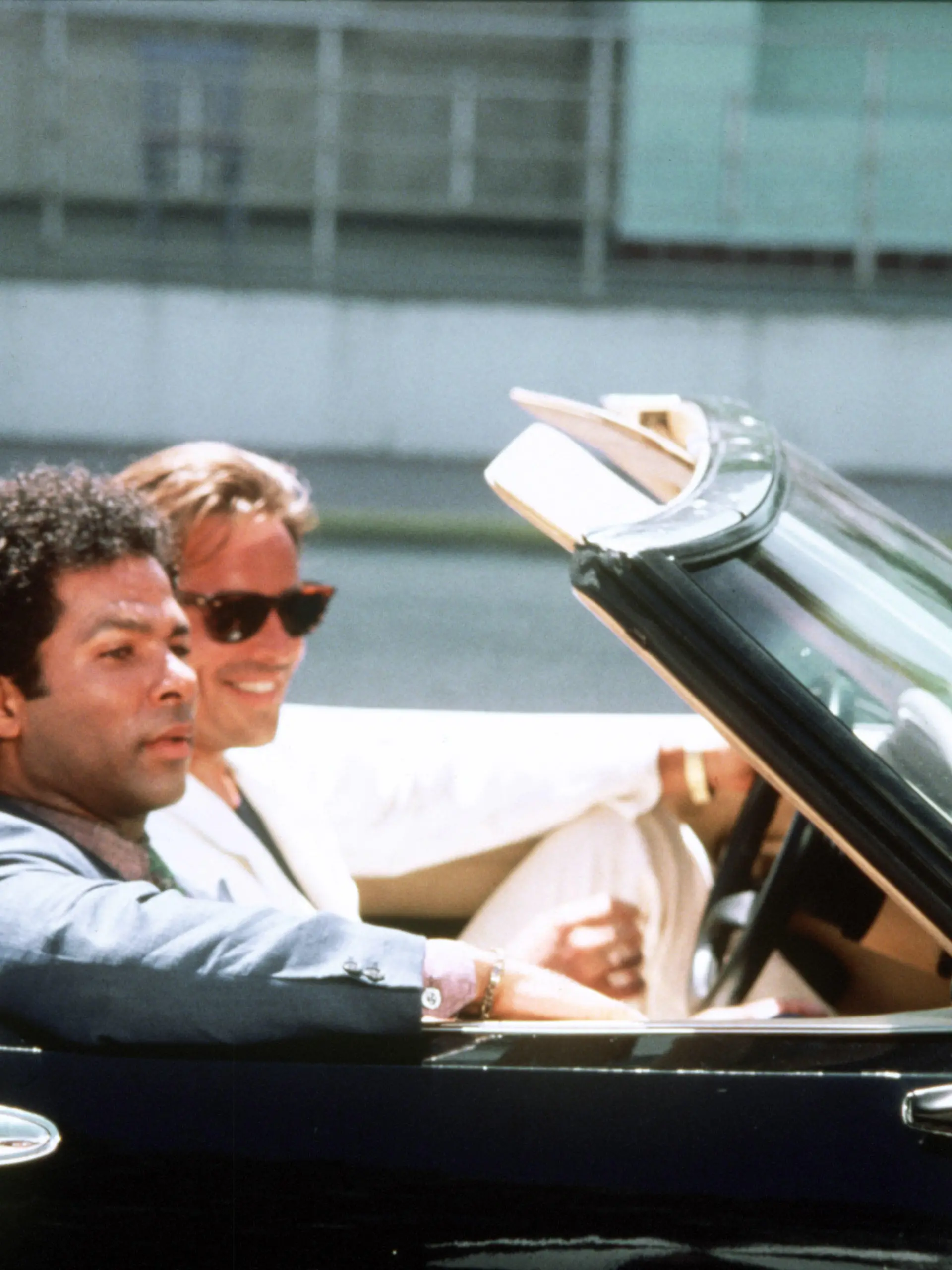 Die beiden Hauptdarsteller der erfolgreichen US-Krimi-Serie "Miami Vice" Philip Michael Thomas (vorn) als Detective Ricardo Tubbs und Don Johnson als Detective James "Sonny" Crocket in einem Sportwagen-Cabrio. (Aufnahme von 1986). +++(c) dpa - Report+++
