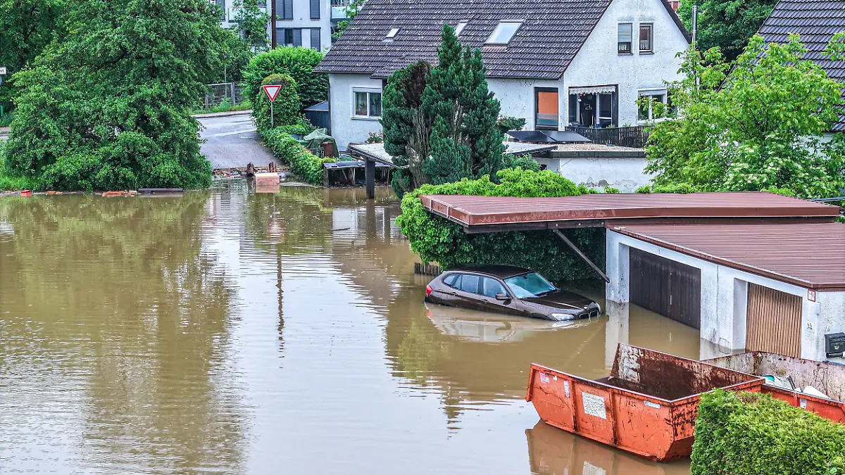 Auto und Haus stehen unter Wasser