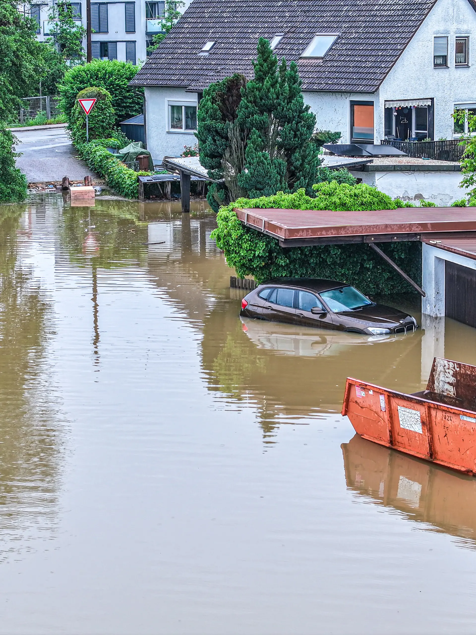 Auto und Haus stehen unter Wasser