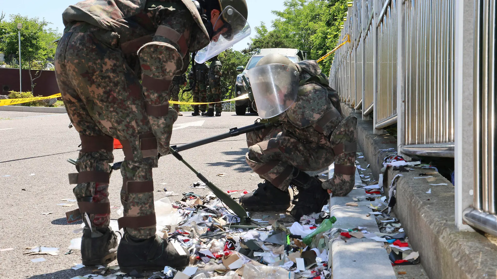 02.06.2024, Südkorea, Incheon: Südkoreanische Soldaten in Schutzkleidung überprüfen Müll eines vermutlich aus Nordkorea entsandten Ballons. Bereits vor einigen Tagen hat Nordkorea nach Angaben des südkoreanischen Militärs mit Ballons große Mengen von Müll über die stark befestigte Grenze nach Südkorea gesendet. Foto: Uncredited/YONHAP/AP/dpa +++ dpa-Bildfunk +++