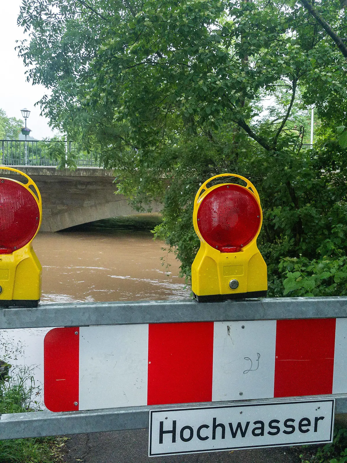 Die Kocher ist über die Ufer getreten, noch ein Meter, dann wird die Lage Kritisch. xettx, Deutschland, Gaildorf, 01.06.2024, Impressionen, Hochwasser in Gaildorf, 2024, Hochwasser, Hochwasser Foto: A2 Bildagentur/Peter Hartenfelser *** The Kocher has burst its banks, one more meter, then the situation becomes critical xettx, Germany, Gaildorf, 01 06 2024, Impressions, Flood in Gaildorf, 2024, Flood, Flood Photo A2 Bildagentur Peter Hartenfelser