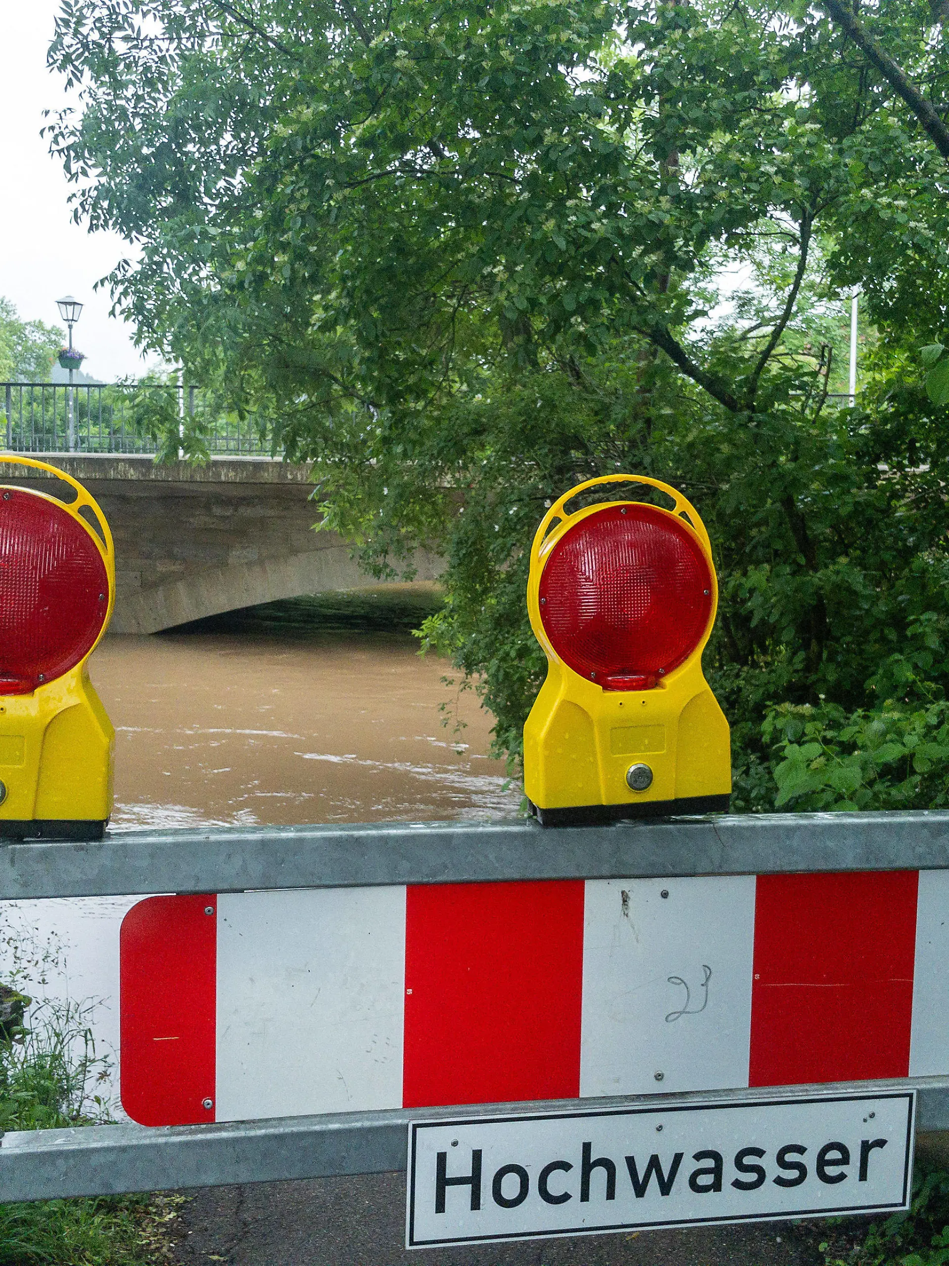 Die Kocher ist über die Ufer getreten, noch ein Meter, dann wird die Lage Kritisch. xettx, Deutschland, Gaildorf, 01.06.2024, Impressionen, Hochwasser in Gaildorf, 2024, Hochwasser, Hochwasser Foto: A2 Bildagentur/Peter Hartenfelser *** The Kocher has burst its banks, one more meter, then the situation becomes critical xettx, Germany, Gaildorf, 01 06 2024, Impressions, Flood in Gaildorf, 2024, Flood, Flood Photo A2 Bildagentur Peter Hartenfelser