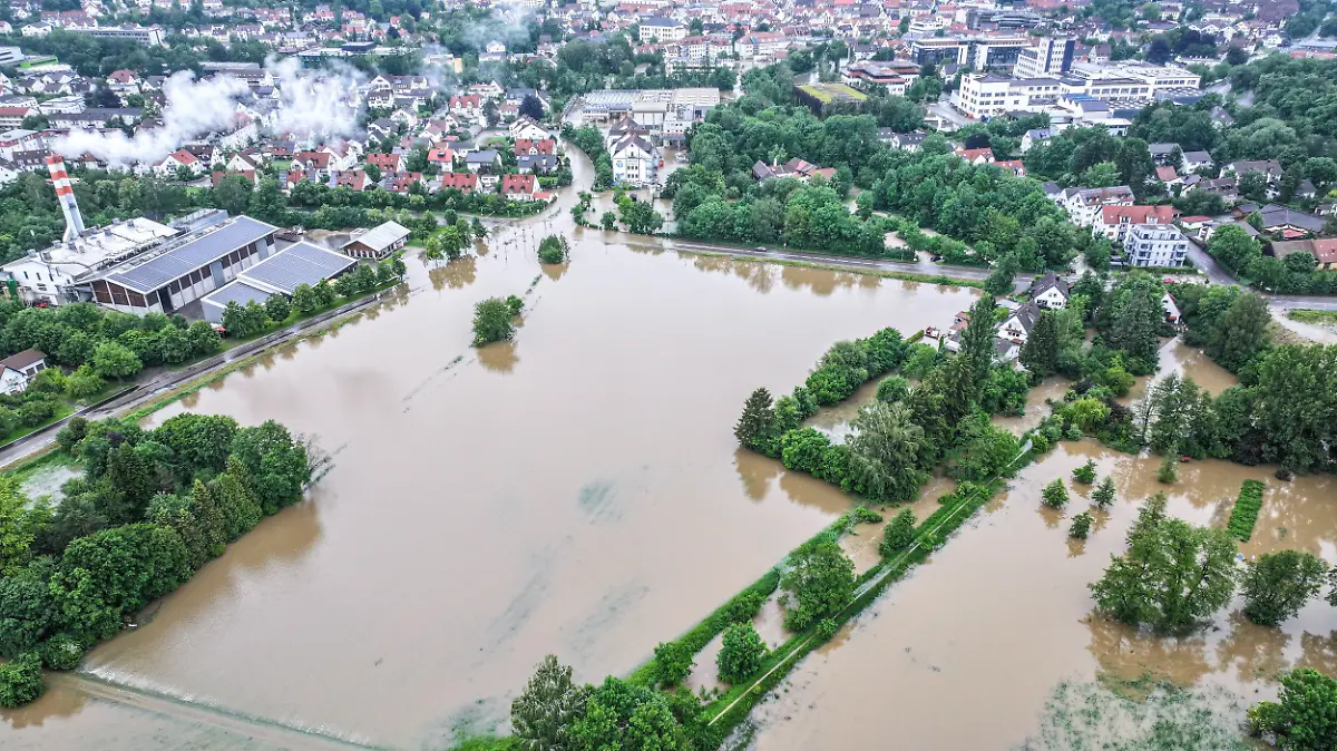 dpatopbilder - 02.06.2024, Bayern, Pfaffenhofen An Der Ilm: Luftbildaufnahmen zeigen die aus den Ufern getretene Ilm. (Luftaufnahme mit einer Drohne)  Es ist zu erwarten, dass die Pegelstände weiter steigen werden. Foto: Jason Tschepljakow/dpa +++ dpa-Bildfunk +++
