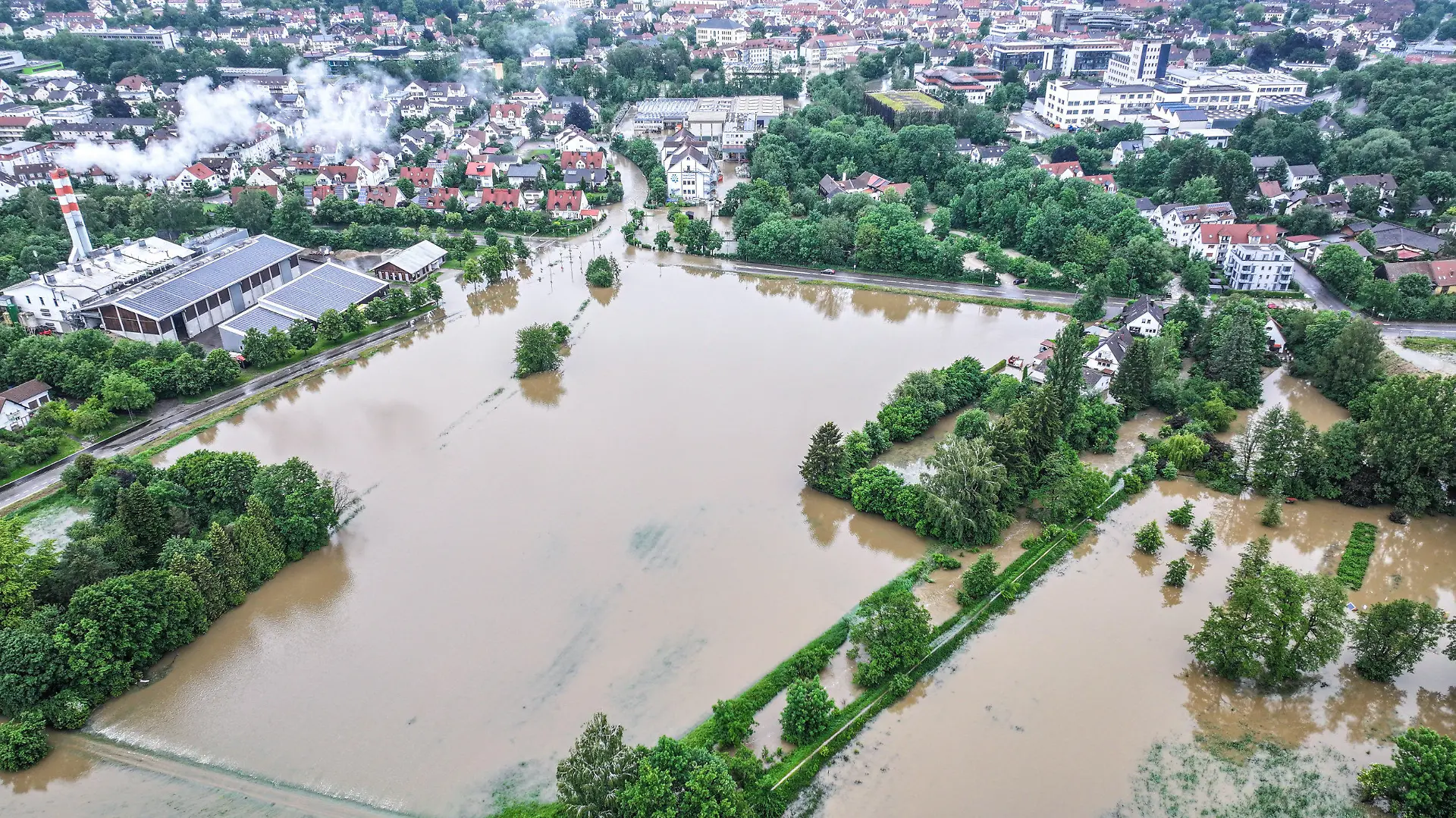 dpatopbilder - 02.06.2024, Bayern, Pfaffenhofen An Der Ilm: Luftbildaufnahmen zeigen die aus den Ufern getretene Ilm. (Luftaufnahme mit einer Drohne) Es ist zu erwarten, dass die Pegelstände weiter steigen werden. Foto: Jason Tschepljakow/dpa +++ dpa-Bildfunk +++