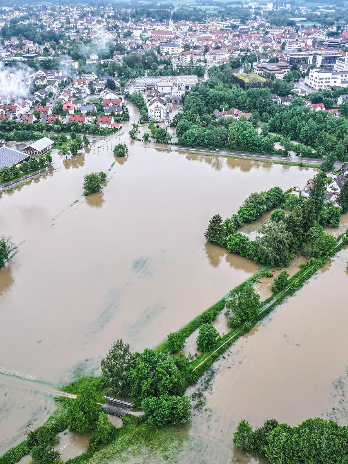 dpatopbilder - 02.06.2024, Bayern, Pfaffenhofen An Der Ilm: Luftbildaufnahmen zeigen die aus den Ufern getretene Ilm. (Luftaufnahme mit einer Drohne)  Es ist zu erwarten, dass die Pegelstände weiter steigen werden. Foto: Jason Tschepljakow/dpa +++ dpa-Bildfunk +++