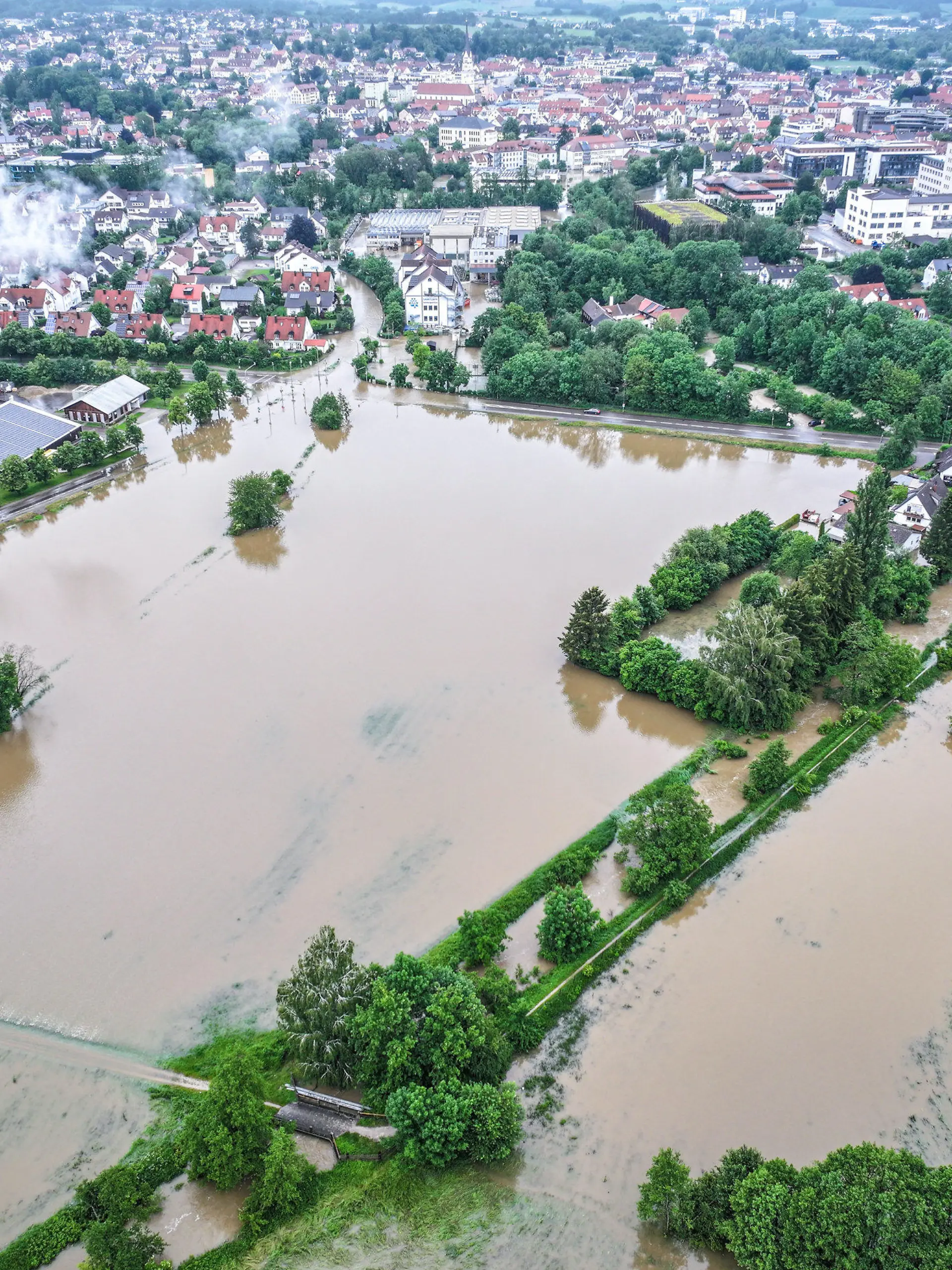dpatopbilder - 02.06.2024, Bayern, Pfaffenhofen An Der Ilm: Luftbildaufnahmen zeigen die aus den Ufern getretene Ilm. (Luftaufnahme mit einer Drohne)  Es ist zu erwarten, dass die Pegelstände weiter steigen werden. Foto: Jason Tschepljakow/dpa +++ dpa-Bildfunk +++