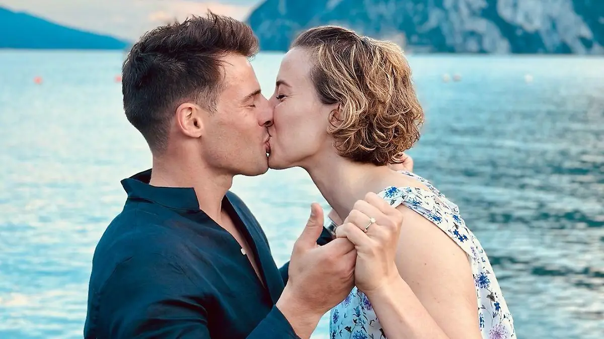 So verliebt! Michelle Gisin und Luca de Aliprandini sind verlobt.