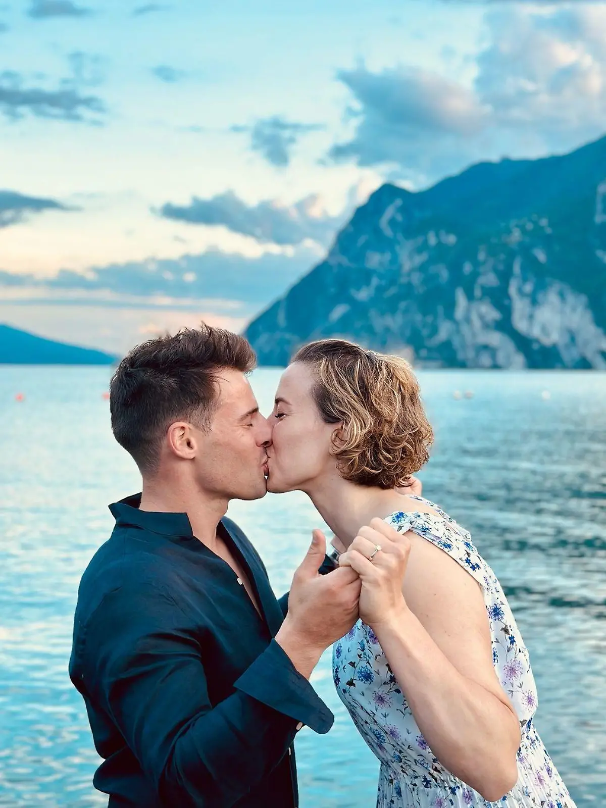 So verliebt! Michelle Gisin und Luca de Aliprandini sind verlobt.