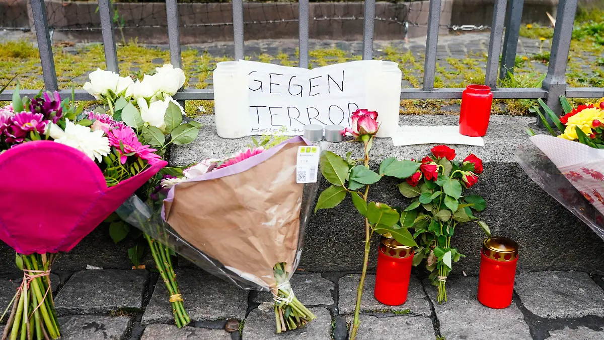 01.06.2024, Baden-Württemberg, Mannheim: Kerzen, Blumen und ein Blatt Papier mit der Aufschrift ·Gegen Terror· stehen am Tatort auf dem Marktplatz. Der Täter hatte am Freitagvormittag Teilnehmer einer islamkritischen Kundgebung auf dem Mannheimer Marktplatz angegriffen und sechs Menschen verletzt, darunter einen Polizisten. Foto: Uwe Anspach/dpa +++ dpa-Bildfunk +++