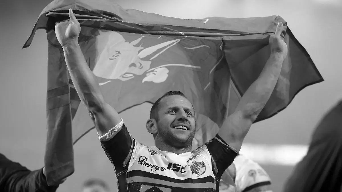 Rob Burrow holds a flag in Manchester, July 10, 2017. Rob Burrow, a former rugby star who was widely praised for his fundraising campaigns after being diagnosed with Lou Gehrig’s disease in 2019, has died. He was 41. (Richard Sellers/PA via AP)
