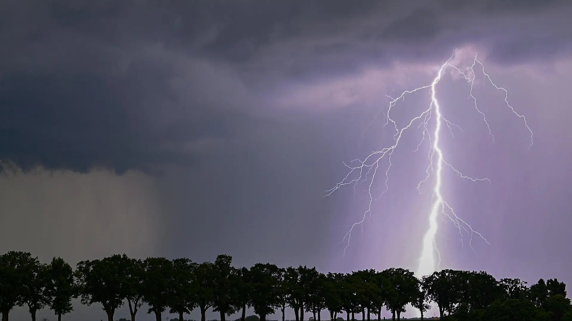 02.06.2024, Brandenburg, Sieversdorf: Ein Blitz leuchtet am späten Abend über die Landschaft im Landkreis Oder-Spree in Ostbrandenburg. Foto: Patrick Pleul/dpa +++ dpa-Bildfunk +++
