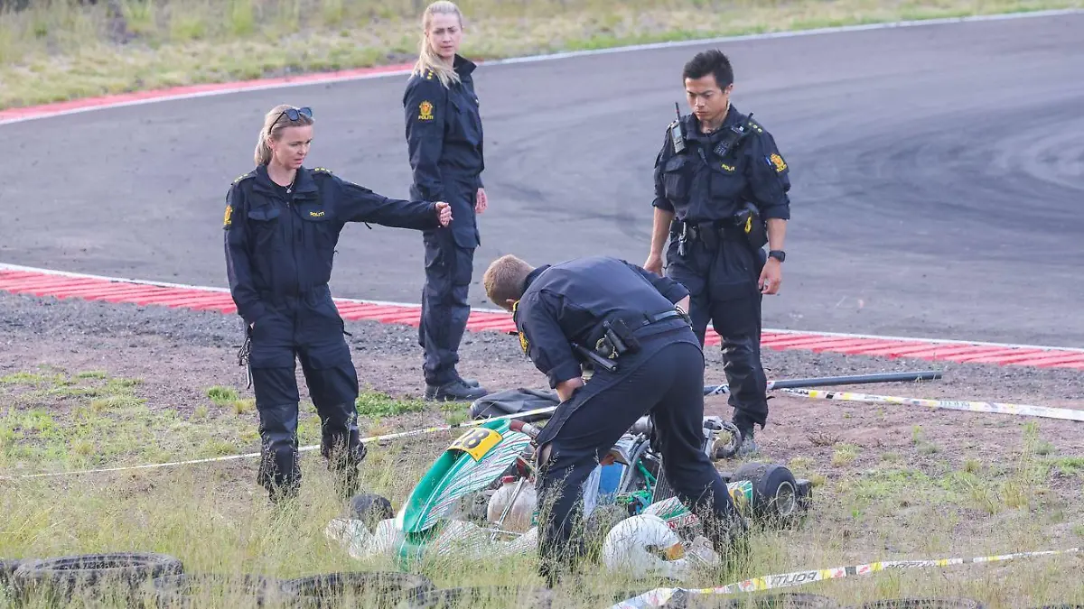 Polizisten untersuchen das GoKart des verunglückten Teenagers.