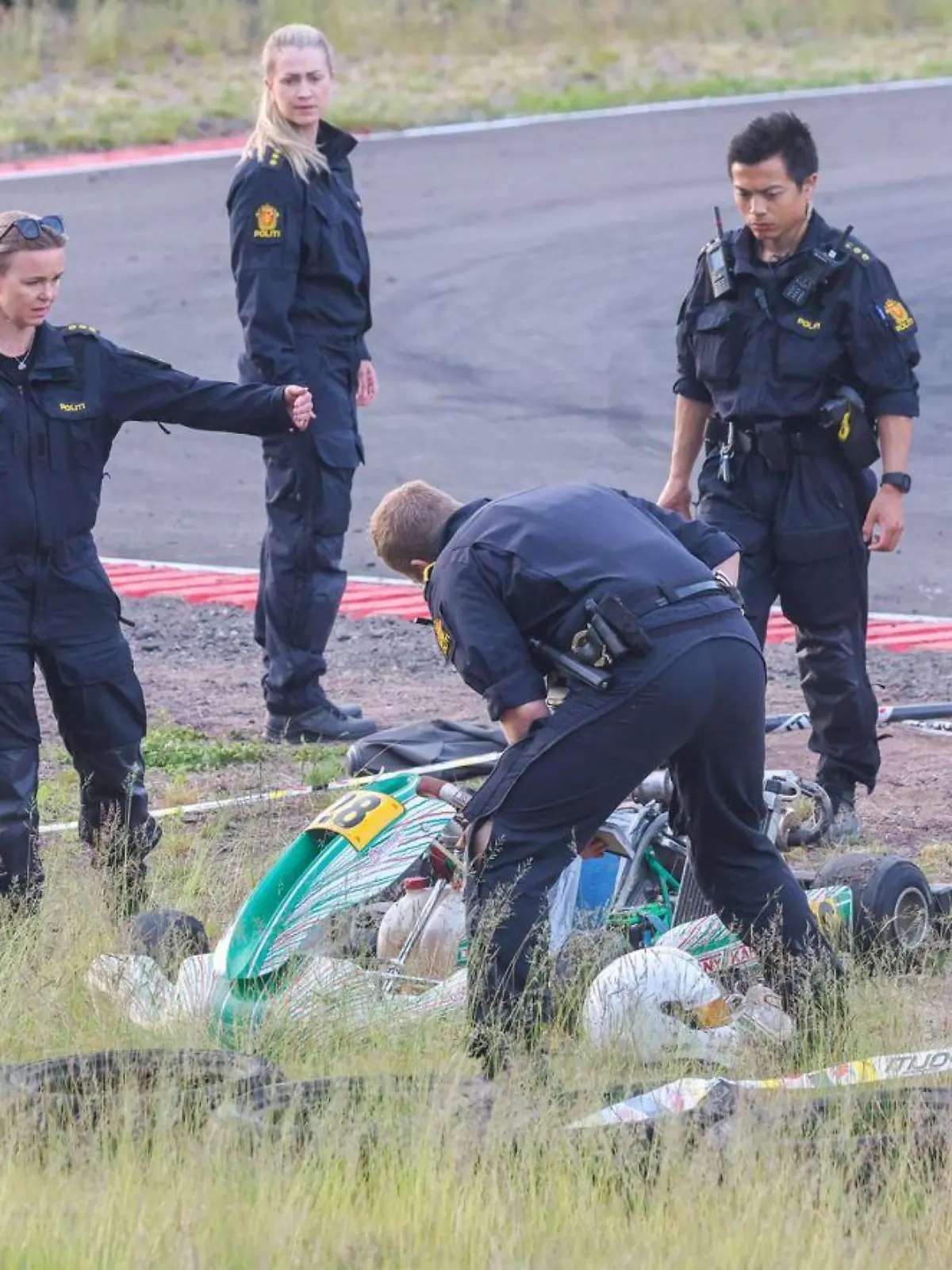 Polizisten untersuchen das GoKart des verunglückten Teenagers.