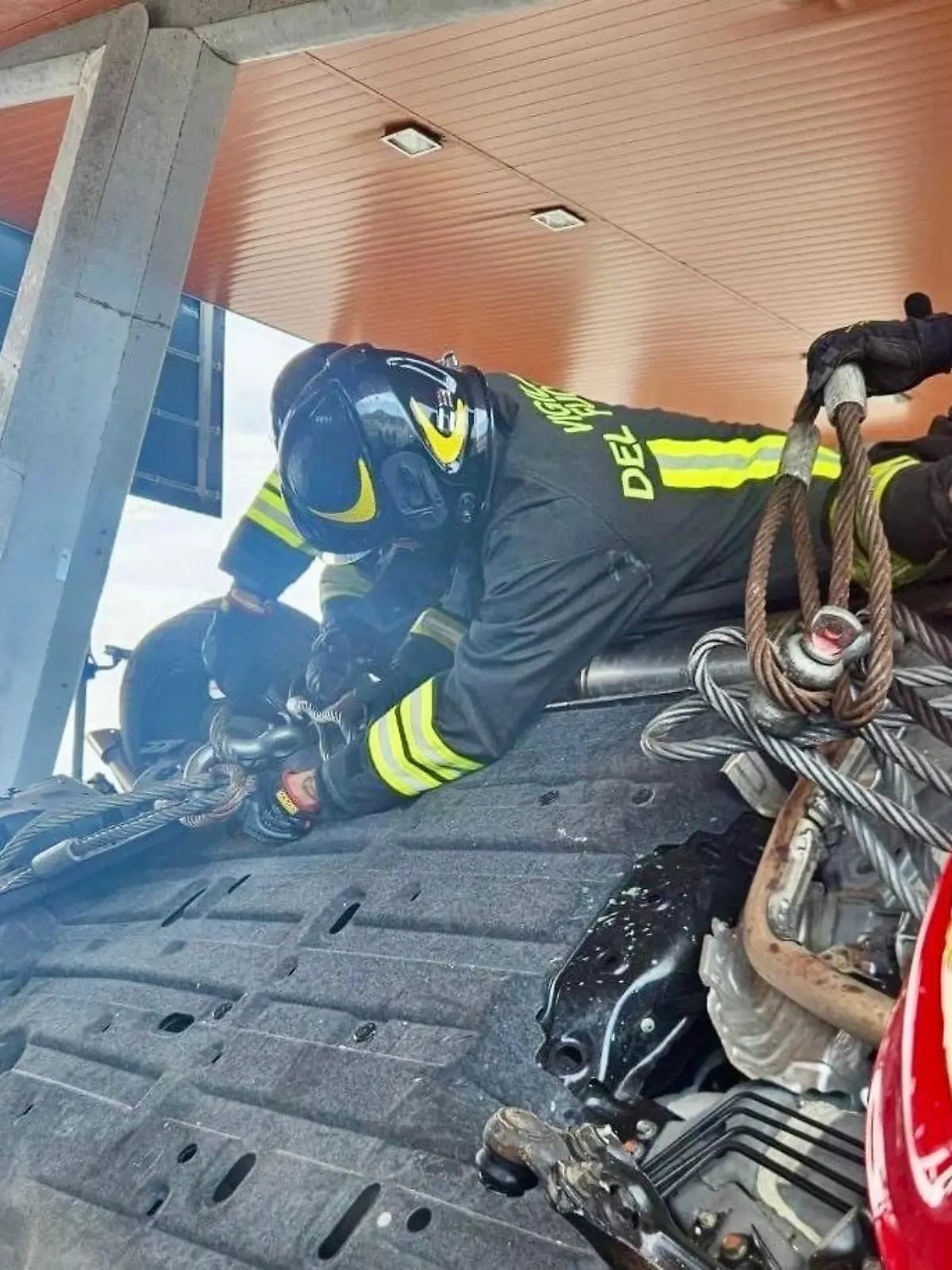HANDOUT - 02.06.2024, Italien, Rosignano Marittimo: Einsatzkräfte der Feuerwehr untersuchen Autos nach einem schweren Verkehrsunfall. Zwei Deutsche sind bei einem Verkehrsunfall in der Toskana ums Leben gekommen. Foto: -/Vigili Del Fuoco/dpa +++ dpa-Bildfunk +++