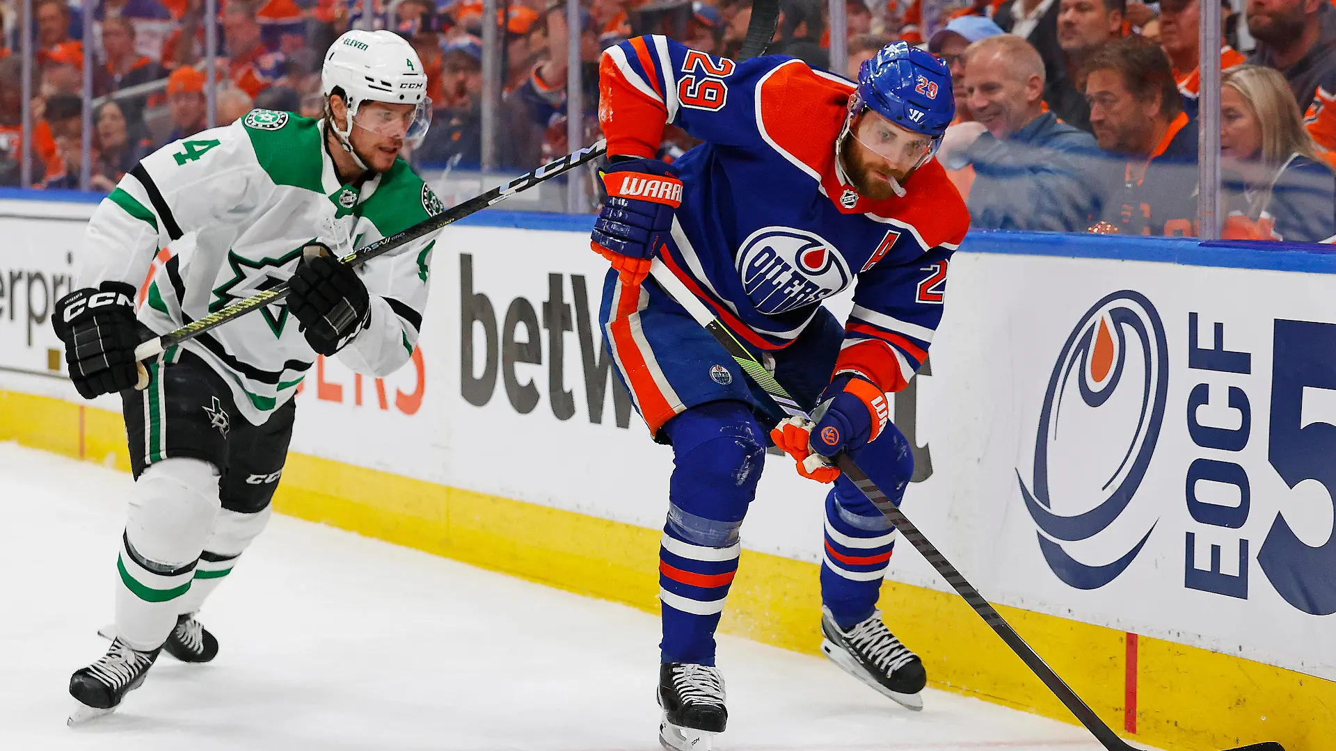 NHL, Eishockey Herren, USA Stanley Cup Playoffs-Dallas Stars at Edmonton Oilers Jun 2, 2024 Edmonton, Alberta, CAN Edmonton Oilers forward Leon Draisaitl 29 protects the puck from Dallas Stars defensemen Miro Heiskanen 4 during the first period in game six of the Western Conference Final of the 2024 Stanley Cup Playoffs at Rogers Place. Edmonton Rogers Place Alberta CAN, EDITORIAL USE ONLY PUBLICATIONxINxGERxSUIxAUTxONLY Copyright: xPerryxNelsonx 20240602_szo_nb6_0246