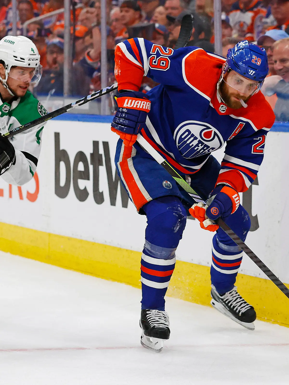 NHL, Eishockey Herren, USA Stanley Cup Playoffs-Dallas Stars at Edmonton Oilers Jun 2, 2024 Edmonton, Alberta, CAN Edmonton Oilers forward Leon Draisaitl 29 protects the puck from Dallas Stars defensemen Miro Heiskanen 4 during the first period in game six of the Western Conference Final of the 2024 Stanley Cup Playoffs at Rogers Place. Edmonton Rogers Place Alberta CAN, EDITORIAL USE ONLY PUBLICATIONxINxGERxSUIxAUTxONLY Copyright: xPerryxNelsonx 20240602_szo_nb6_0246