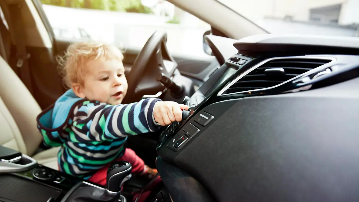 Germany, Bonn, Baby boy turning knob in car || Modellfreigabe vorhanden