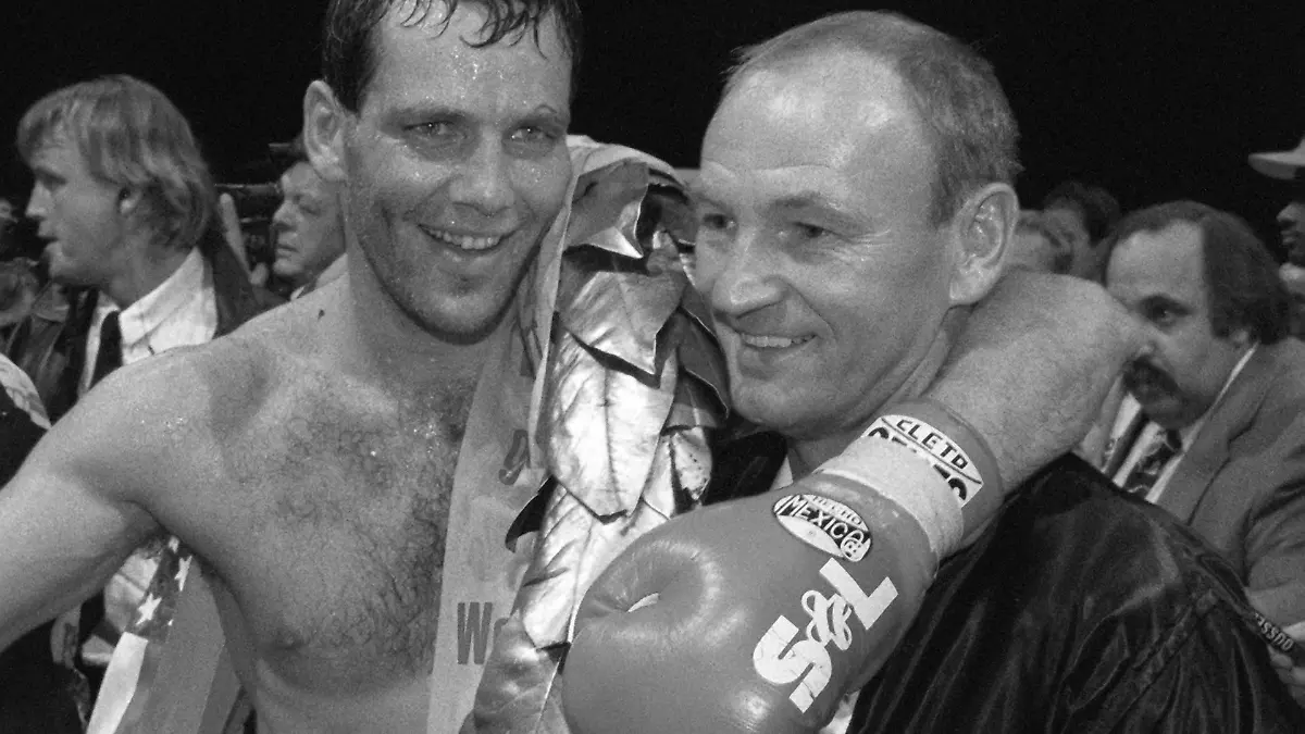 ARCHIV - 27.09.1993, Nordrhein-Westfalen, Düsseldorf: Box-Weltmeister Henry Maske (l) und sein damaliger Trainer Manfred Wolke lachen bei der Siegerehrung. Der Halbschwergewichts-Champion aus Frankfurt/Oder hatte da,als in der Düsseldorfer Philipshalle in einem Zwölf-Runden-Fight gegen den amerikanischen Herausforderer Hembrick seinen am 20. März 1993 errungenen Titel erstmals erfolgreich verteidigt. Der frühere Erfolgscoach von Henry Maske starb bereits am vergangenen Mittwoch im Alter von 81 Jahren nach langer schwerer Krankheit in seiner Heimatstadt Frankfurt/Oder, wie Maske der Deutschen Presse-Agentur unter Berufung auf die Familie am Montag (03.06.2024) bestätigte. Foto: picture alliance / dpa +++ dpa-Bildfunk +++