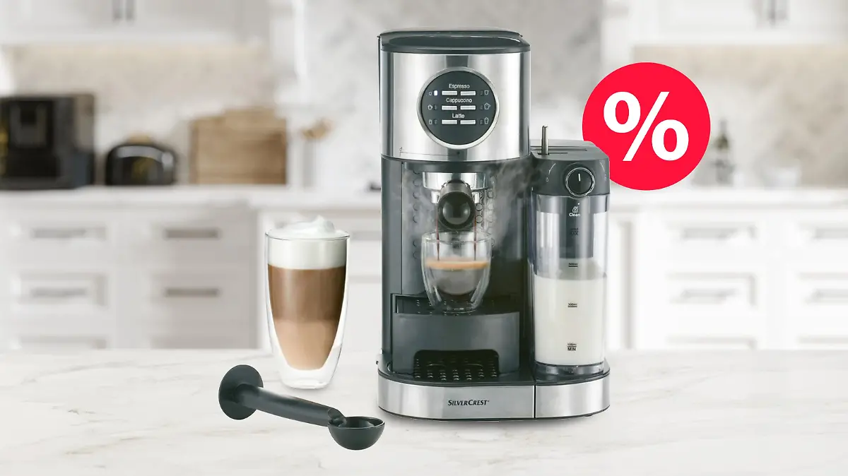 Die Silvercrest Espressomaschine mit Milchaufschäumer in einer Küche.
