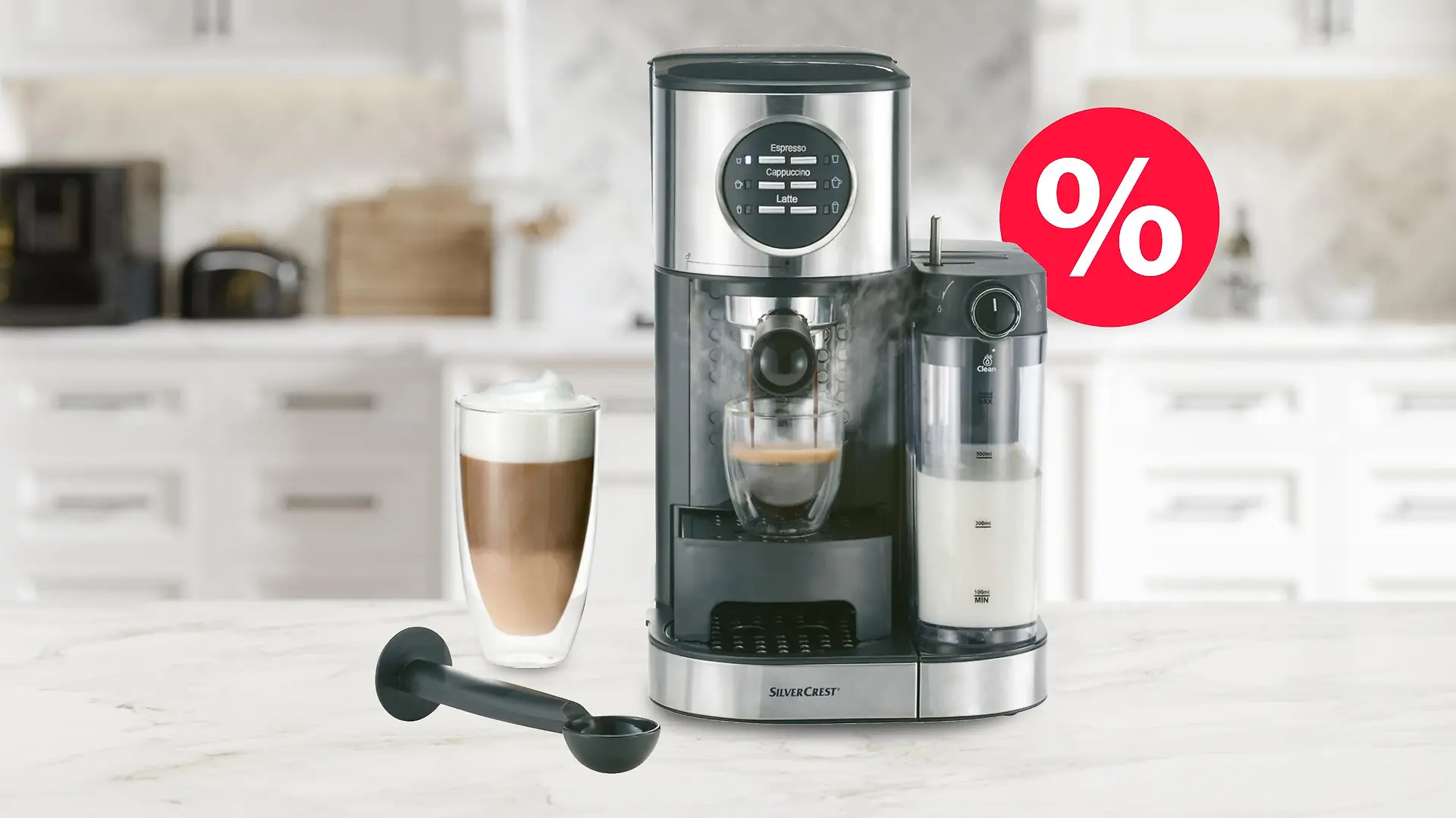 Die Silvercrest Espressomaschine mit Milchaufschäumer in einer Küche.