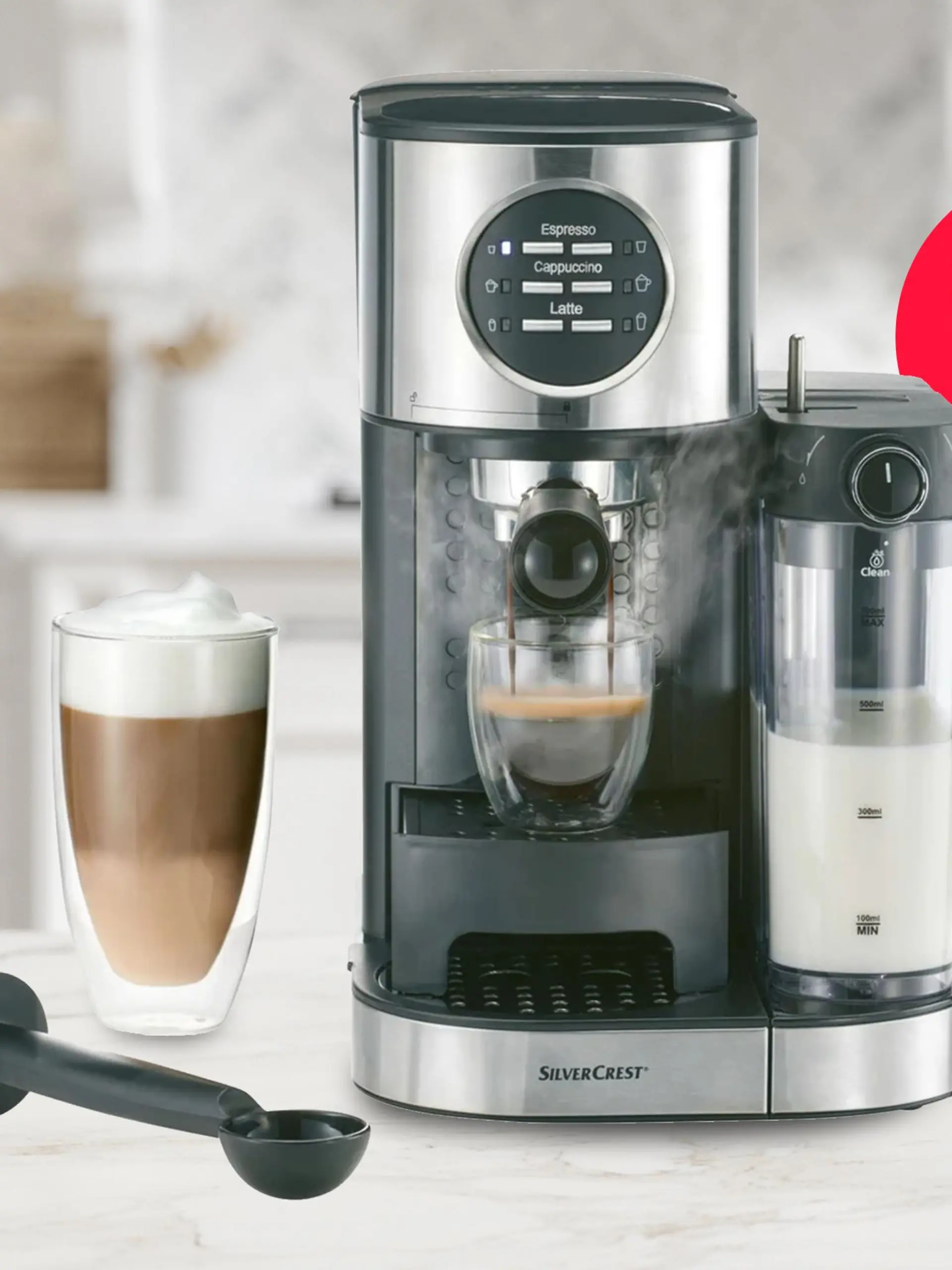 Die Silvercrest Espressomaschine mit Milchschäumer in einer Küche.