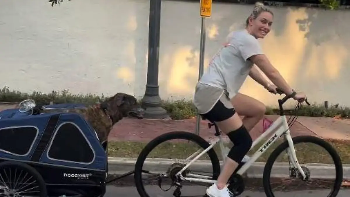 Lindsey Vonn spielt für ihren Hund Leo die Chauffeurin.