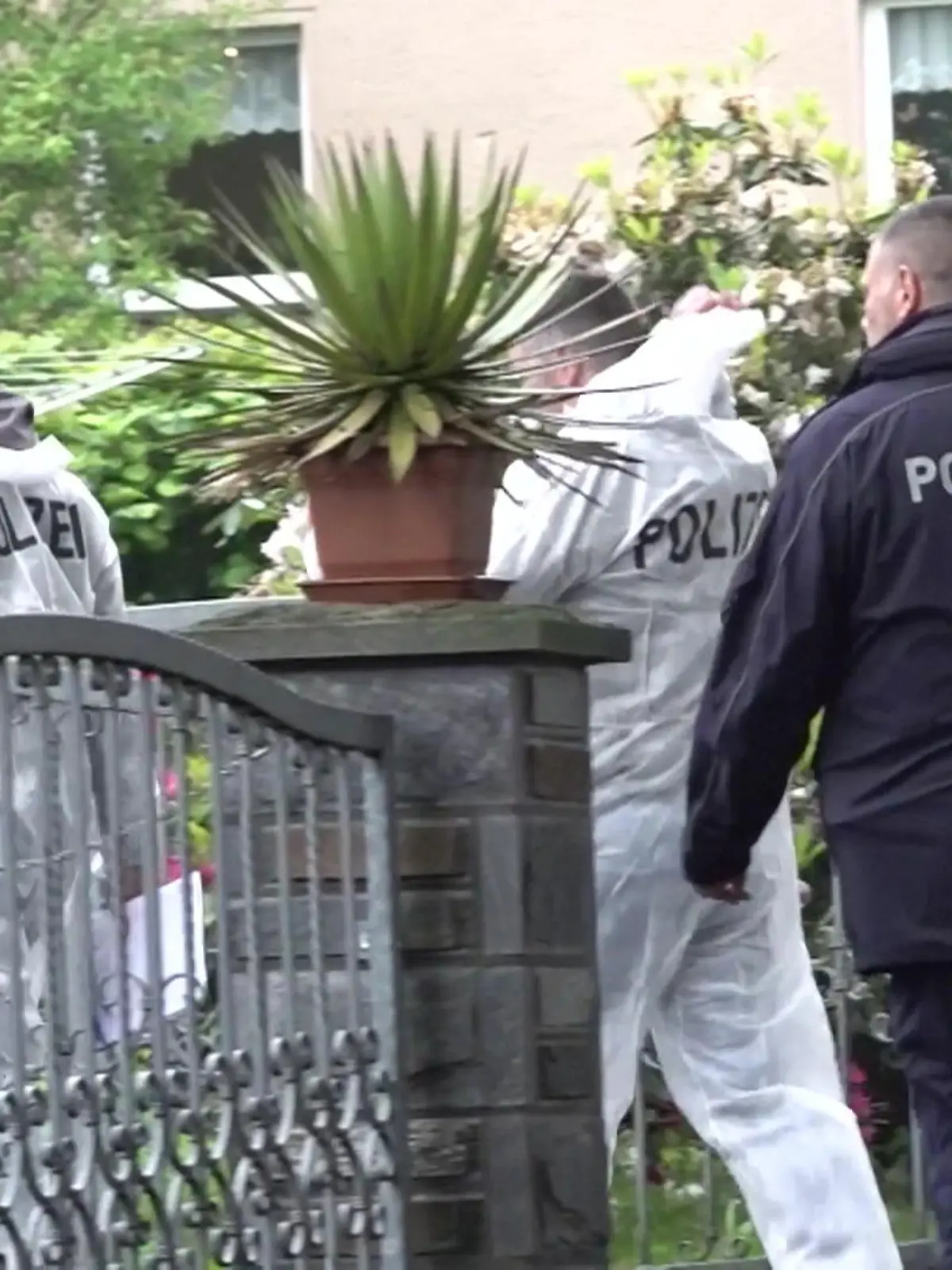 Die Polizei hat drei Leichen in einem Einfamilienhaus im Vogtland entdeckt. Kurz zuvor hatte sich ein 28-jähriger Mann per Telefon bei der Polizei gemeldet und gesagt, er habe seine Familie getötet. Beamte konnten vor Ort die Opfer schnell identifizieren.
Es handelt sich um einen 85-jährigen und eine 84-jährige. Das sind die Großeltern des Tatverdächtigen. Und weiterhin haben wir eine 59-jährige, die Mutter des Tatverdächtigen, gefunden.
Polizisten nahmen den 28-jährigen Tatverdächtigen widerstandslos am Tatort fest. Das genaue Motiv ist noch unklar.