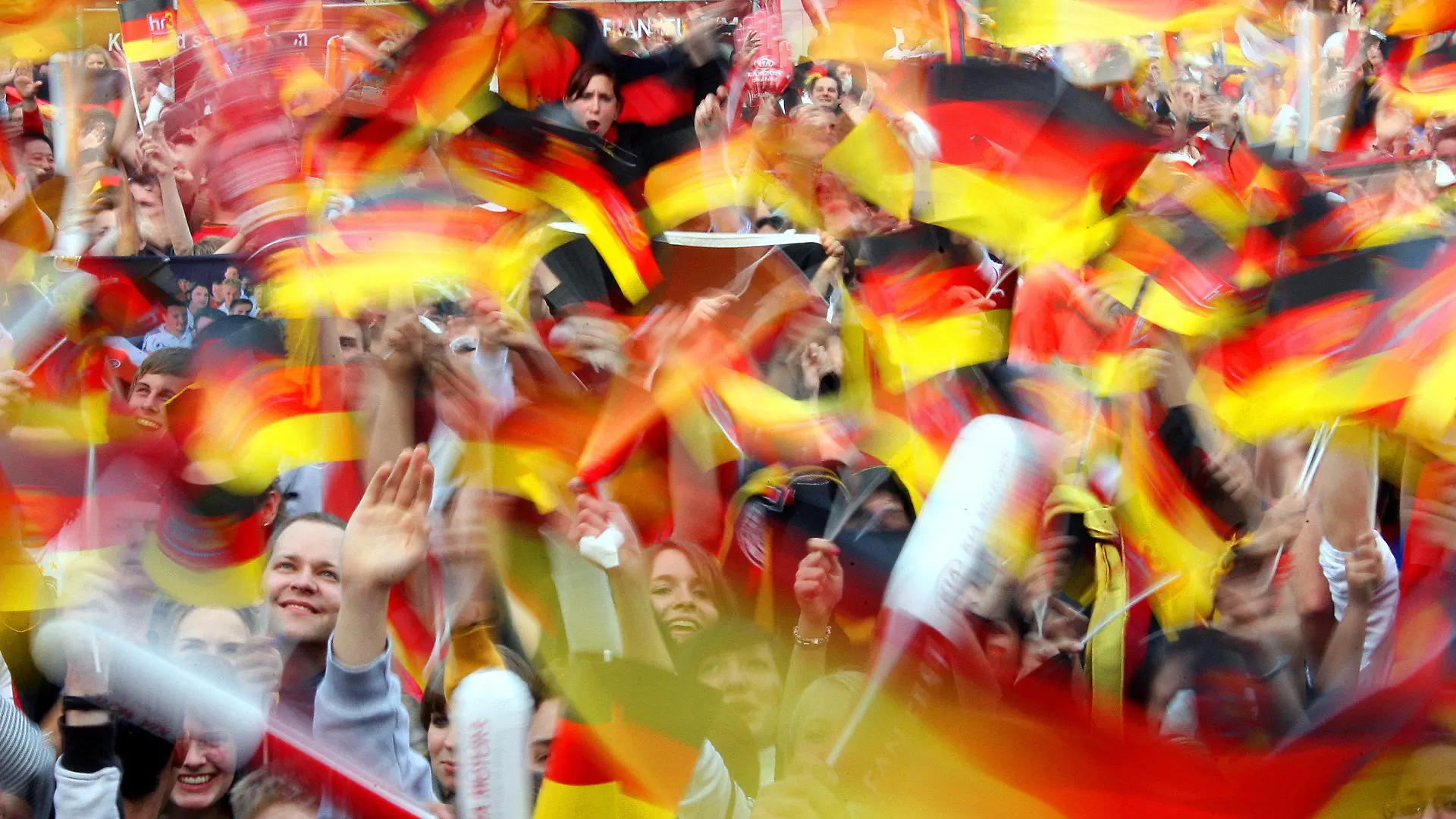 ARCHIV - In der Innenstadt von Frankfurt am Main fiebern deutsche Fußball-Fans am 16.06.2008 der EM-Begegnung Deutschland gegen Österreich entgegen. Foto: Boris Roessler/dpa    (zu lhe-BLICKPUNKT "Public Viewing" vom 21.05.2014) +++(c) dpa - Bildfunk+++