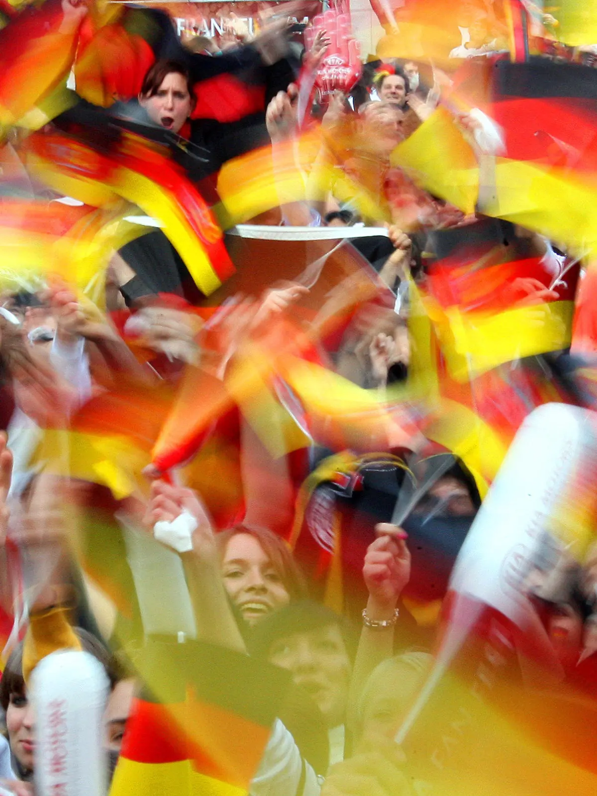 ARCHIV - In der Innenstadt von Frankfurt am Main fiebern deutsche Fußball-Fans am 16.06.2008 der EM-Begegnung Deutschland gegen Österreich entgegen. Foto: Boris Roessler/dpa    (zu lhe-BLICKPUNKT "Public Viewing" vom 21.05.2014) +++(c) dpa - Bildfunk+++