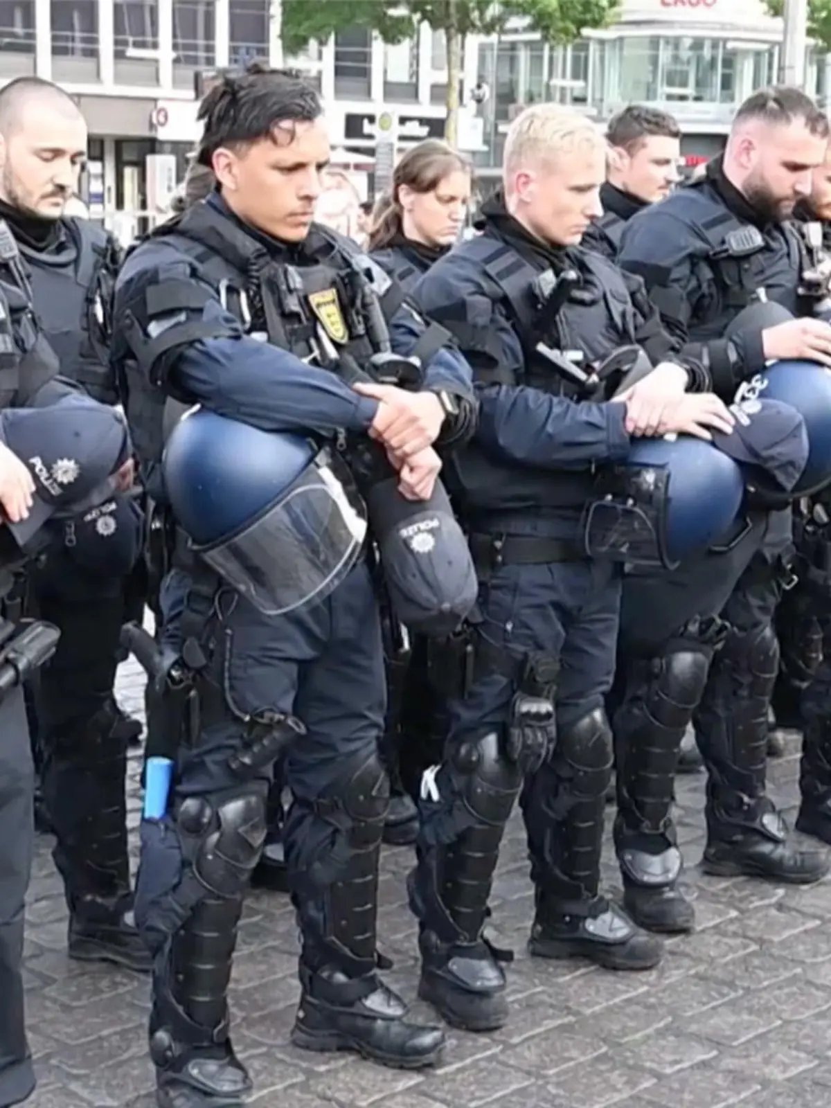 Bild zu: "Mannheim: Polizisten trauern um getöteten Kollegen"
