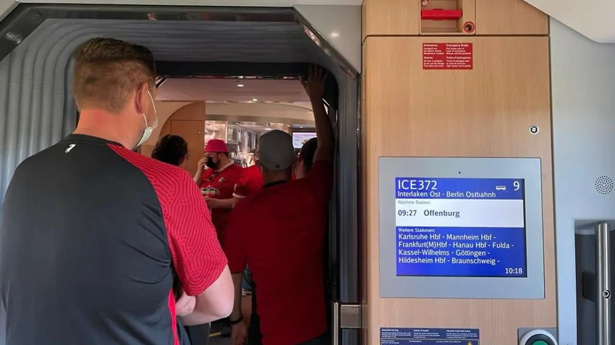 Eine Bahnfahrt mit Hindernissen erlebten viele Freiburger Fans.