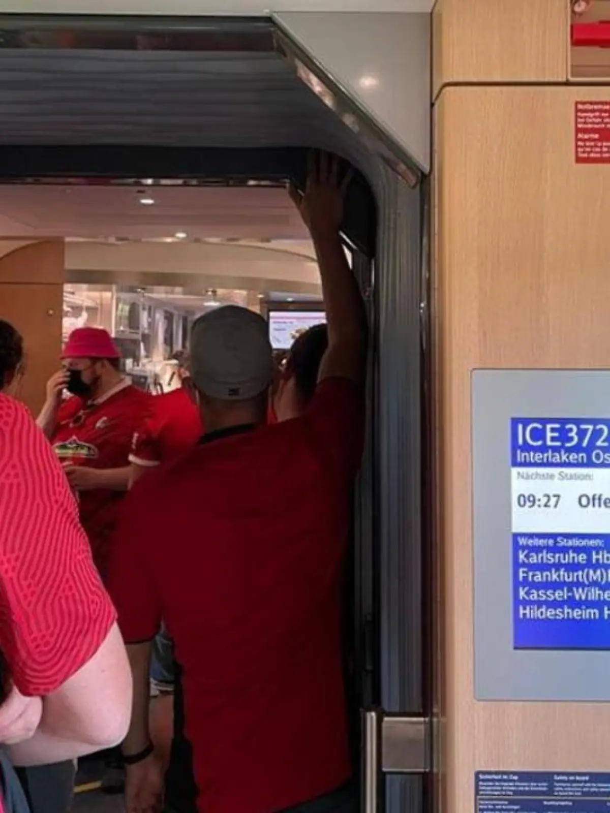 Eine Bahnfahrt mit Hindernissen erlebten viele Freiburger Fans.
