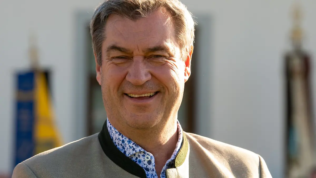 Markus Söder (CSU), Ministerpräsident von Bayern, lacht.