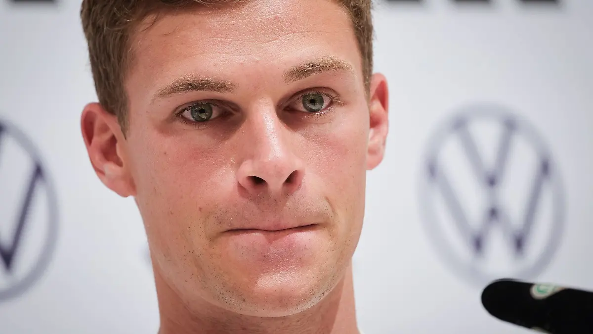 Deutschlands Joshua Kimmich beantwortet die Fragen von Journalisten.