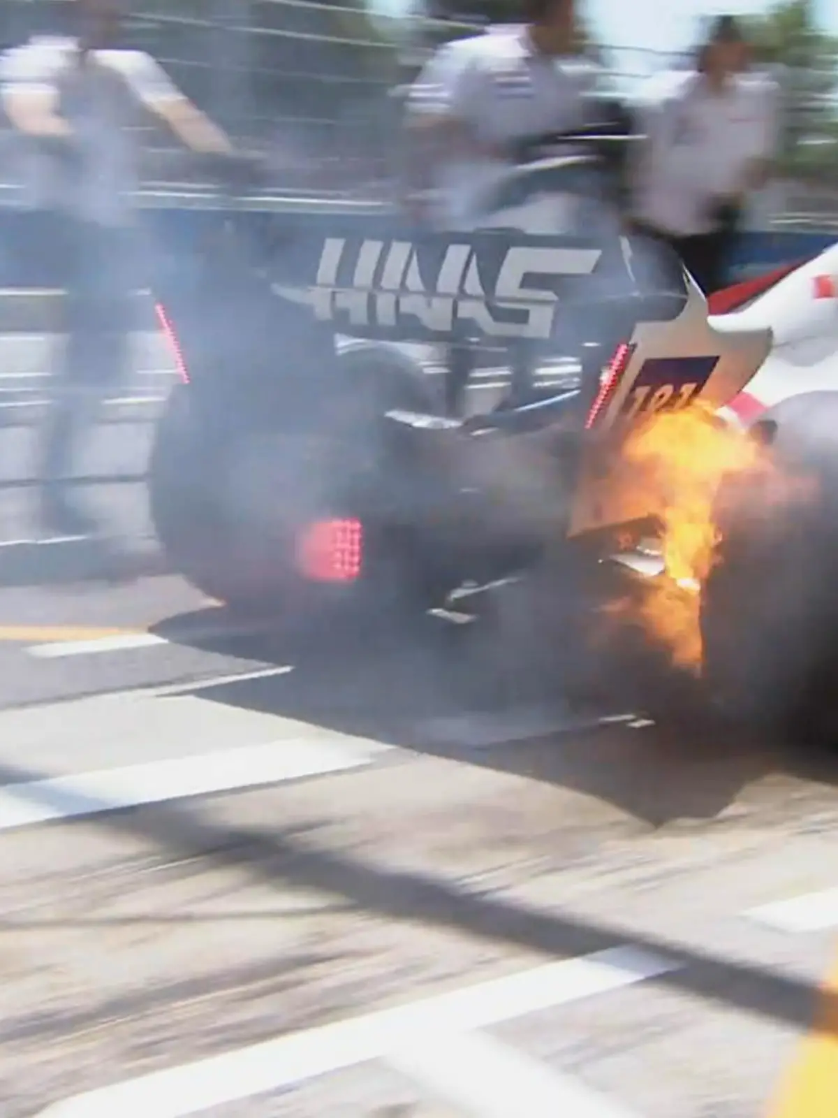 Mick Schumachers VF-22 fängt Feuer an den Bremsen.