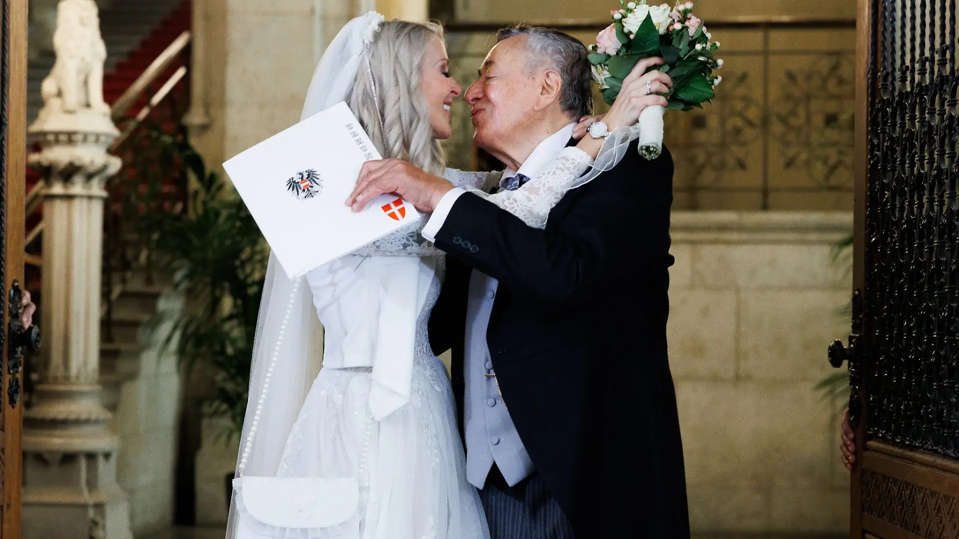 Unternehmer Richard Lugner küsst Simone Reiländer bei ihrer Trauung im Wiener Rathaus.