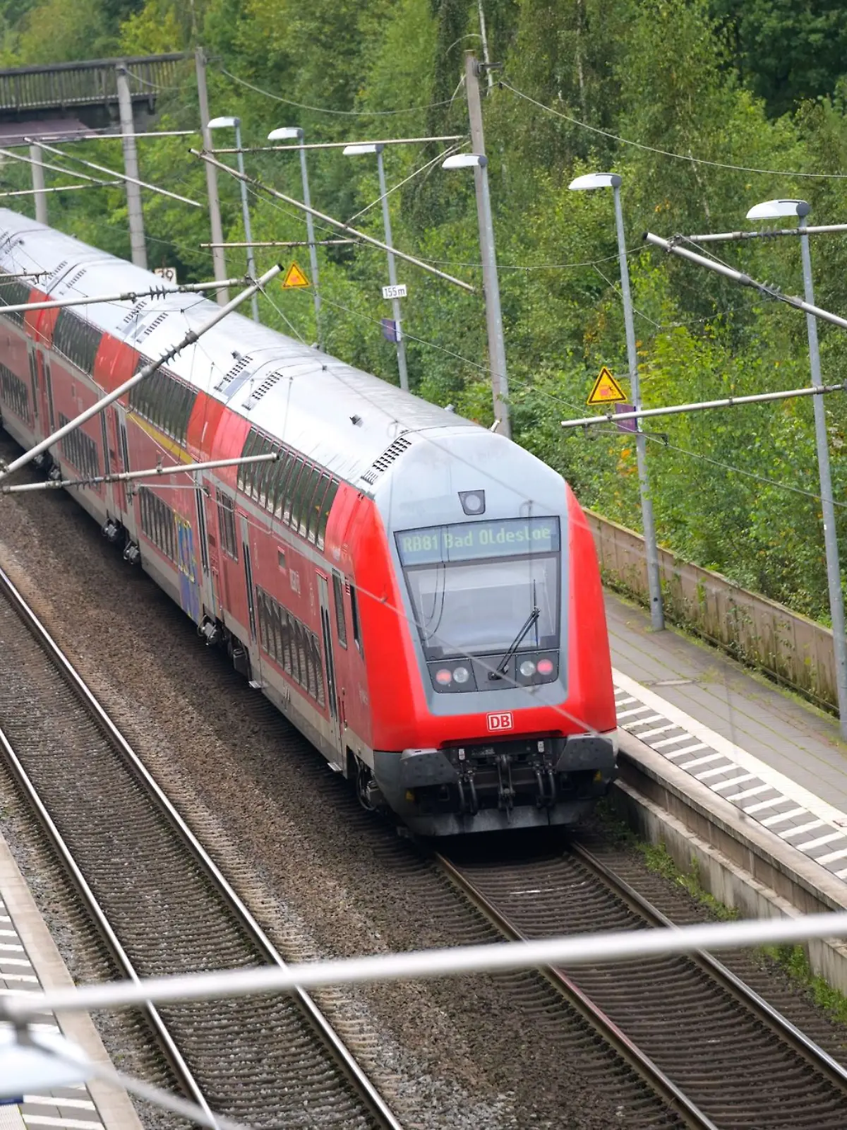 Bild zu: "Seniorin muss in Bahn auf Boden urinieren"