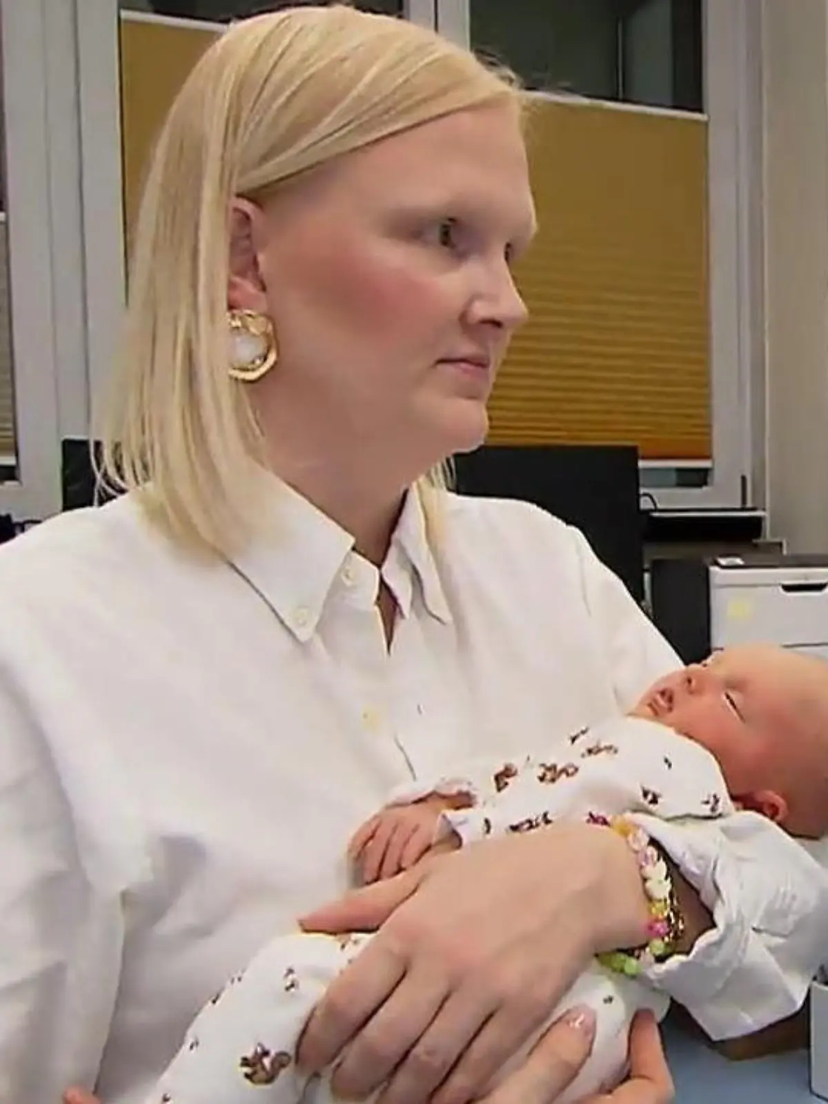 Als bei Baby Collin Ektodermale Dysplasie festgestellt wird, ist Eile geboten. Der seltene Gendefekt führt dazu, dass sich während der Schwangerschaft Haare, Zähne und Schweißdrüsen des Babys nicht richtig ausbilden. Eine lebensbedrohliche Krankheit, denn schwitzt ein Mensch nicht, kann er überhitzen und im schlimmsten Fall sterben. Doch dann hören Collins Eltern von einer neuen Therapie, die den Gendefekt heilen könnte. Das Baby muss noch vor seiner Geburt im Mutterleib operiert werden! Ob das funktioniert?