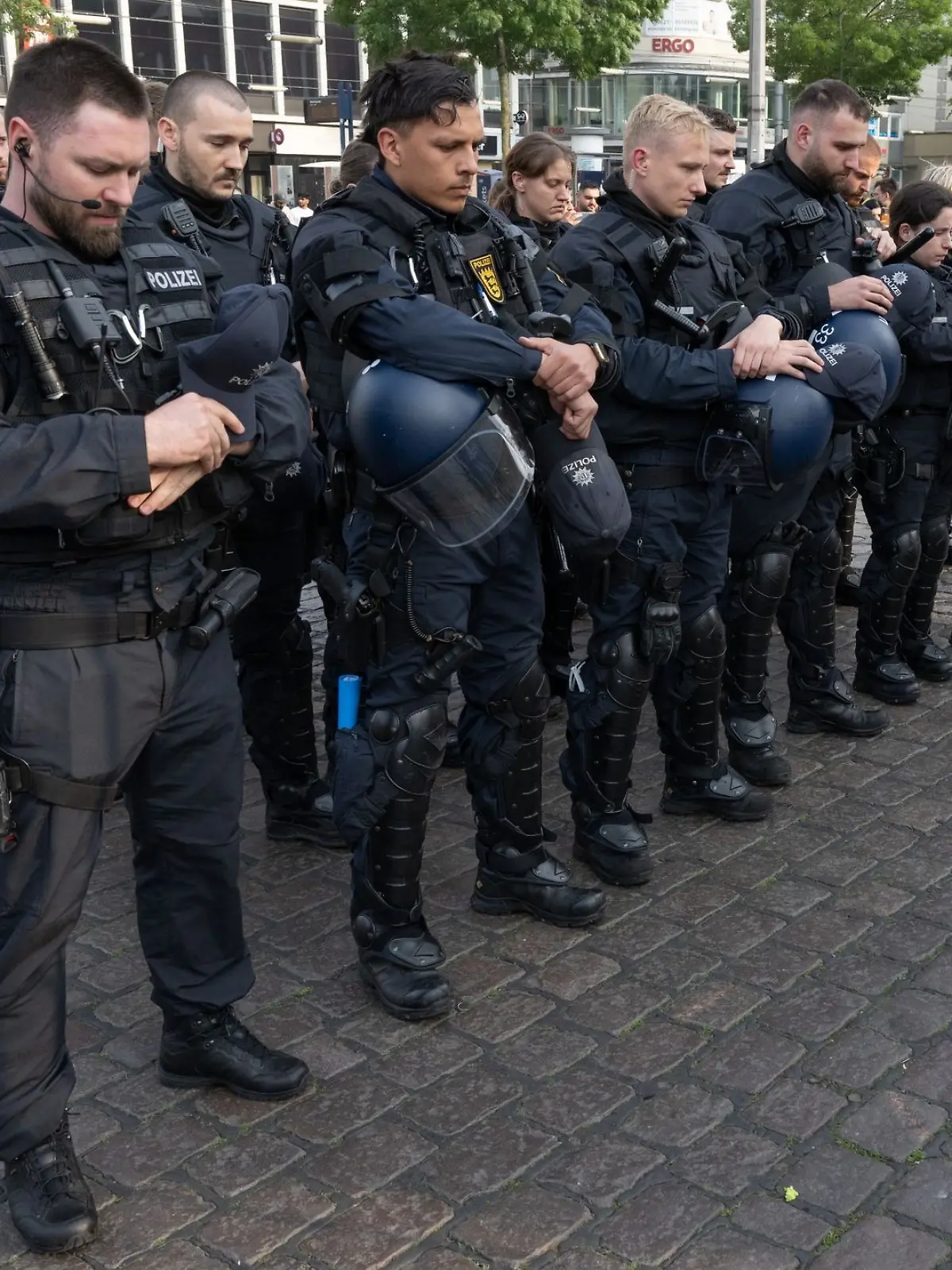 Bild zu: "Warum ist es eigentlich so schwer, Straftäter abzuschieben?"