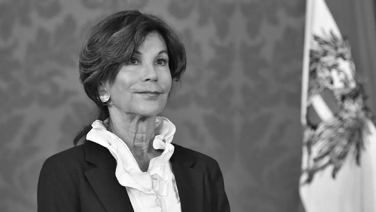 30.05.2019, Österreich, Wien: Brigitte Bierlein, Präsidentin des Verfassungsgerichtshofs von Österreich, hört Bundespräsident Van Der Bellen zu, der sie zur neuen Kanzlerin erklärt. Nach der schweren Regierungskrise und dem Skandal-Video von Ibiza wird Verfassungsrichterin Brigitte Bierlein die erste Kanzlerin Österreichs. Foto: Hans Punz/APA/dpa +++ dpa-Bildfunk +++