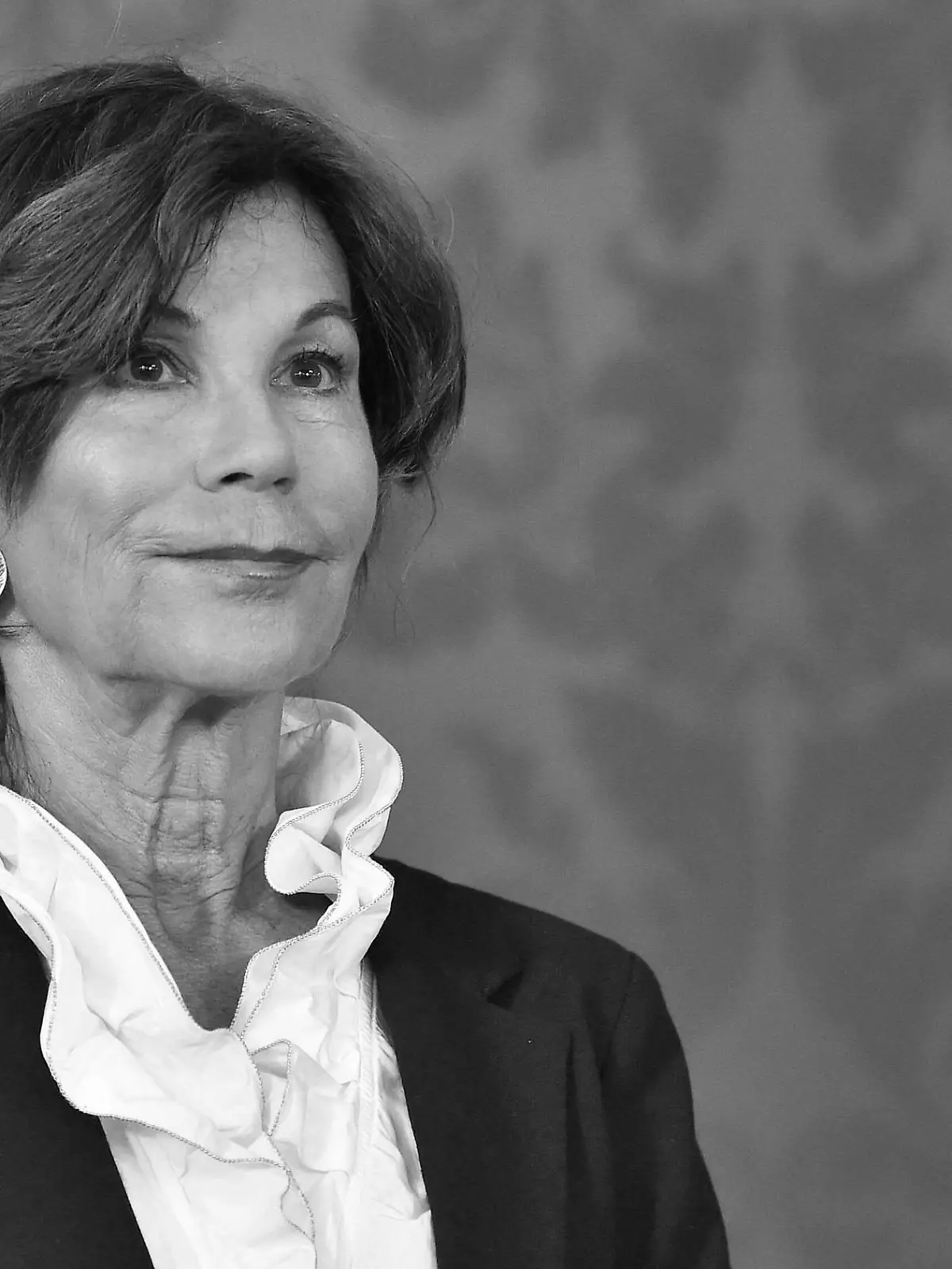 30.05.2019, Österreich, Wien: Brigitte Bierlein, Präsidentin des Verfassungsgerichtshofs von Österreich, hört Bundespräsident Van Der Bellen zu, der sie zur neuen Kanzlerin erklärt. Nach der schweren Regierungskrise und dem Skandal-Video von Ibiza wird Verfassungsrichterin Brigitte Bierlein die erste Kanzlerin Österreichs. Foto: Hans Punz/APA/dpa +++ dpa-Bildfunk +++