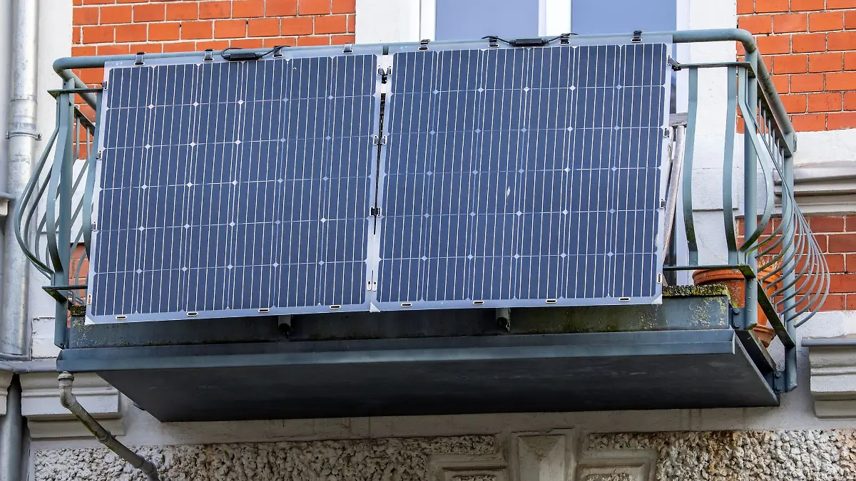Solarmodule für ein sogenanntes Balkonkraftwerk an einem Balkon.