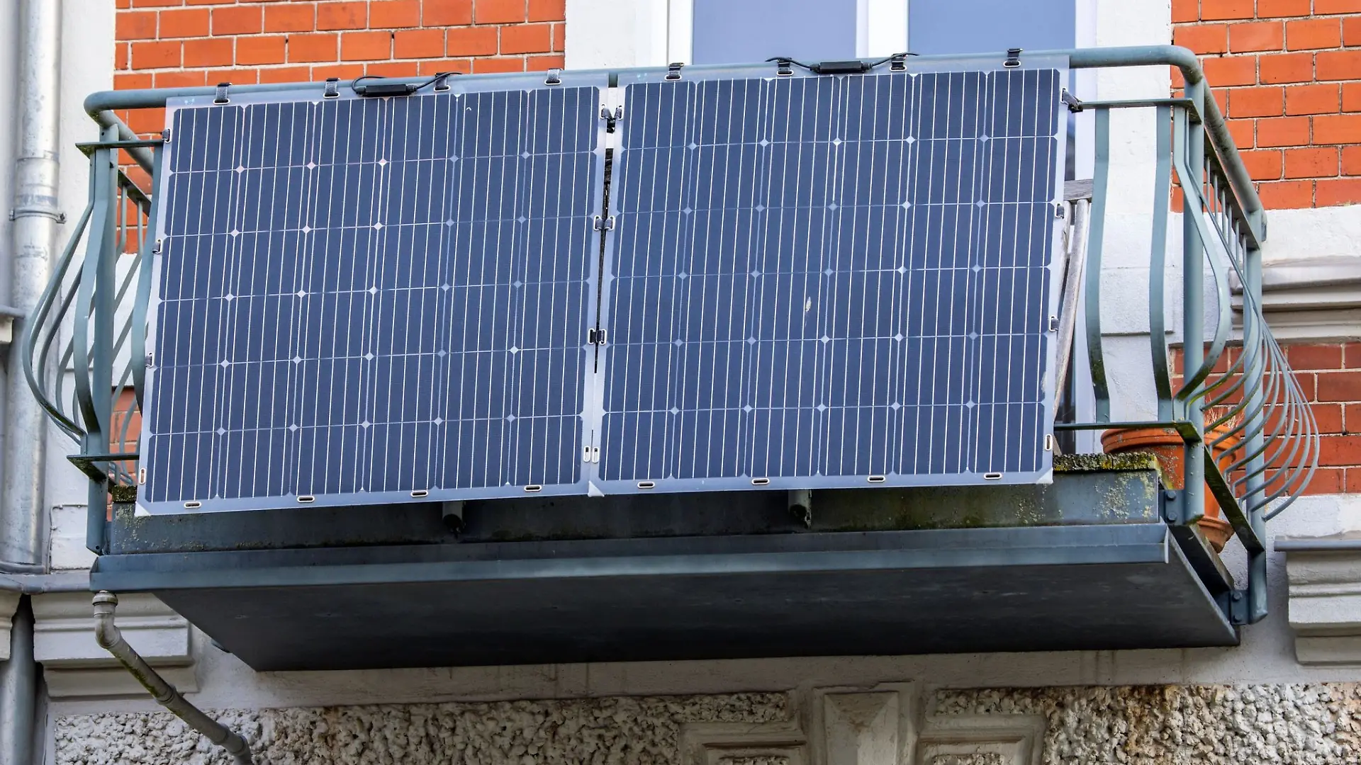 Solarmodule für ein sogenanntes Balkonkraftwerk an einem Balkon.