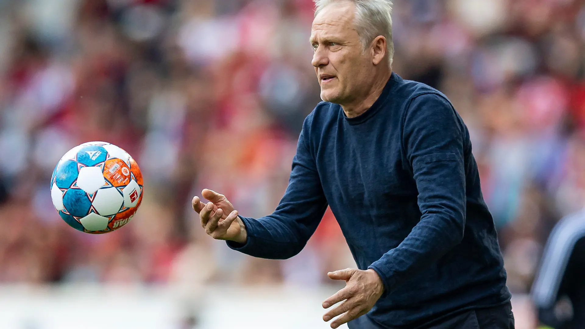 ARCHIV - 07.05.2022, Baden-Württemberg, Freiburg im Breisgau: Fußball: Bundesliga, SC Freiburg - 1. FC Union Berlin, 33. Spieltag, Europa-Park Stadion. Freiburgs Trainer Christian Streich wirft einen Ball. Foto: Tom Weller/dpa - WICHTIGER HINWEIS: Gemäß den Vorgaben der DFL Deutsche Fußball Liga bzw. des DFB Deutscher Fußball-Bund ist es untersagt, in dem Stadion und/oder vom Spiel angefertigte Fotoaufnahmen in Form von Sequenzbildern und/oder videoähnlichen Fotostrecken zu verwerten bzw. verwerten zu lassen. +++ dpa-Bildfunk +++