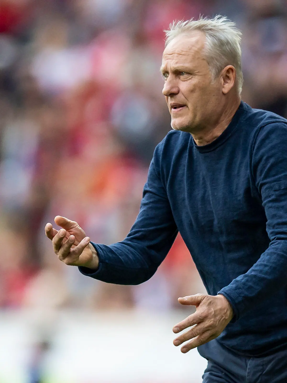 ARCHIV - 07.05.2022, Baden-Württemberg, Freiburg im Breisgau: Fußball: Bundesliga, SC Freiburg - 1. FC Union Berlin, 33. Spieltag, Europa-Park Stadion. Freiburgs Trainer Christian Streich wirft einen Ball. Foto: Tom Weller/dpa - WICHTIGER HINWEIS: Gemäß den Vorgaben der DFL Deutsche Fußball Liga bzw. des DFB Deutscher Fußball-Bund ist es untersagt, in dem Stadion und/oder vom Spiel angefertigte Fotoaufnahmen in Form von Sequenzbildern und/oder videoähnlichen Fotostrecken zu verwerten bzw. verwerten zu lassen. +++ dpa-Bildfunk +++