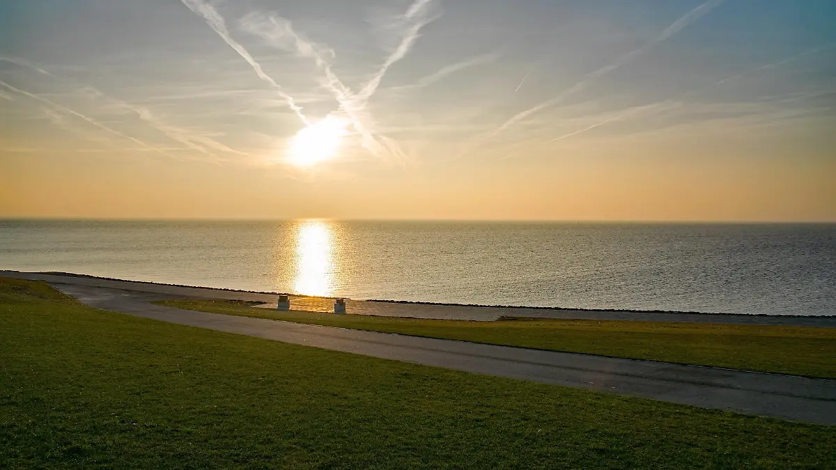 Nach einer anstrengenden Fahrradtour ist der Büsumer Sonnenuntergang eine verdiente Belohnung.