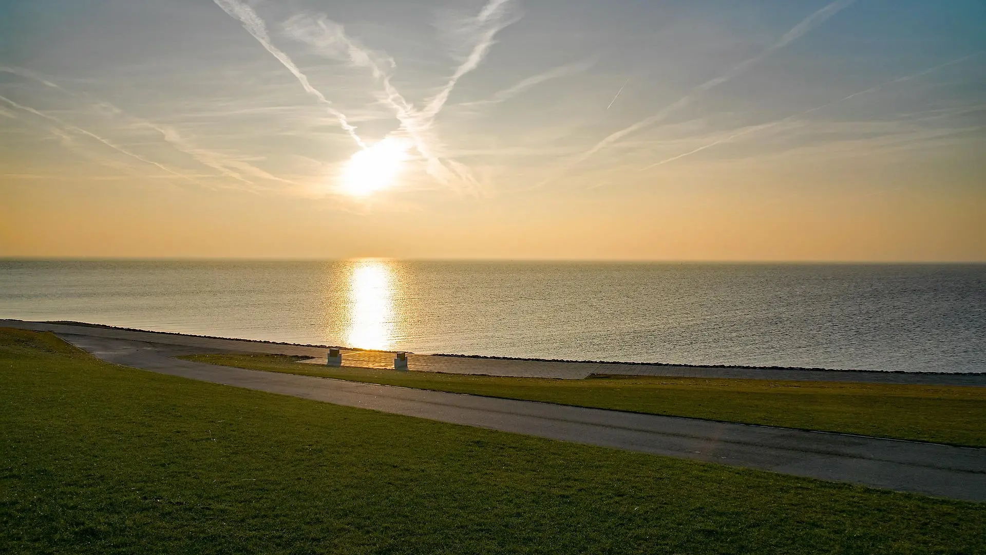 Nach einer anstrengenden Fahrradtour ist der Büsumer Sonnenuntergang eine verdiente Belohnung.