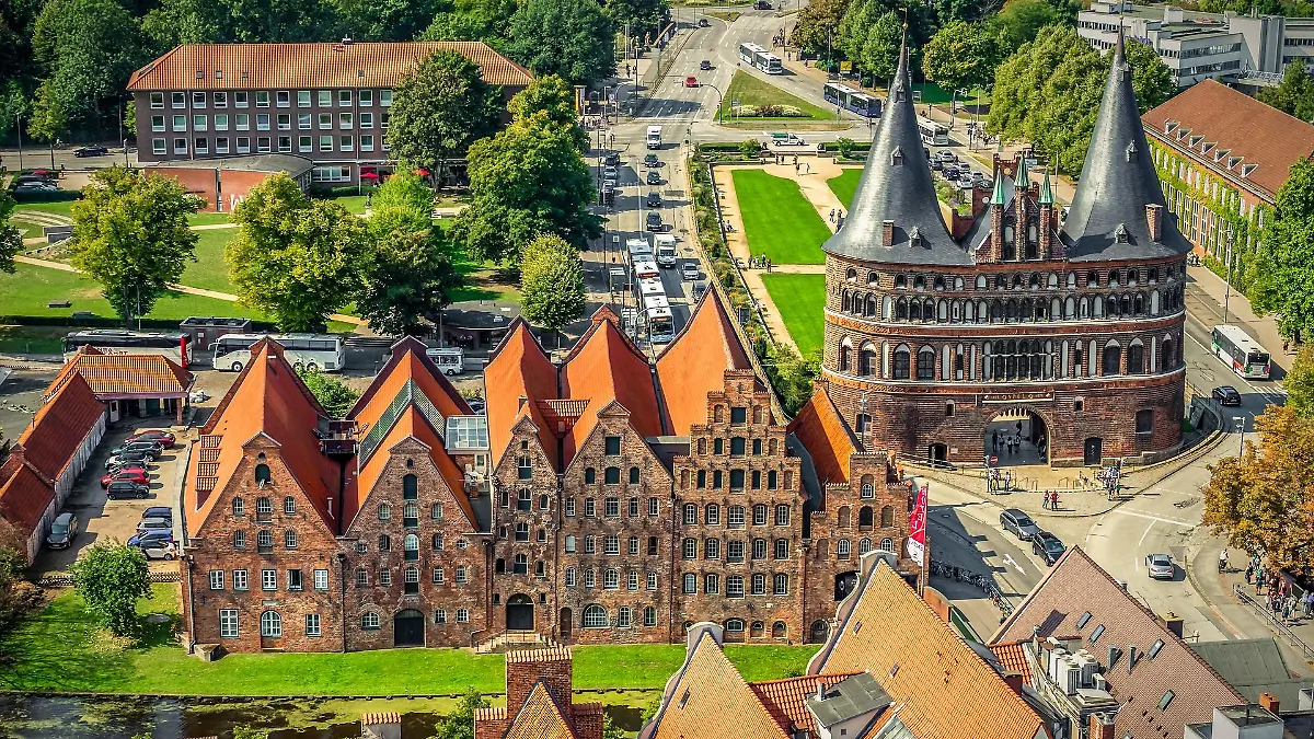 Das Lübecker Holstentor ist auch aus der Vogelperspektive beeindruckend und ein lohnenswerter Stop für jede Radtour.