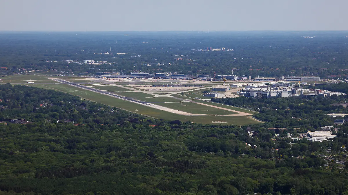 ARCHIV - 14.05.2024, Hamburg: Blick über das Gelände des Flughafen Hamburg in Fuhlsbüttel (Luftaufnahme). (zu dpa: «Arbeiten an Landebahn des Hamburger Flughafens gehen zu Ende») Foto: Christian Charisius/dpa +++ dpa-Bildfunk +++